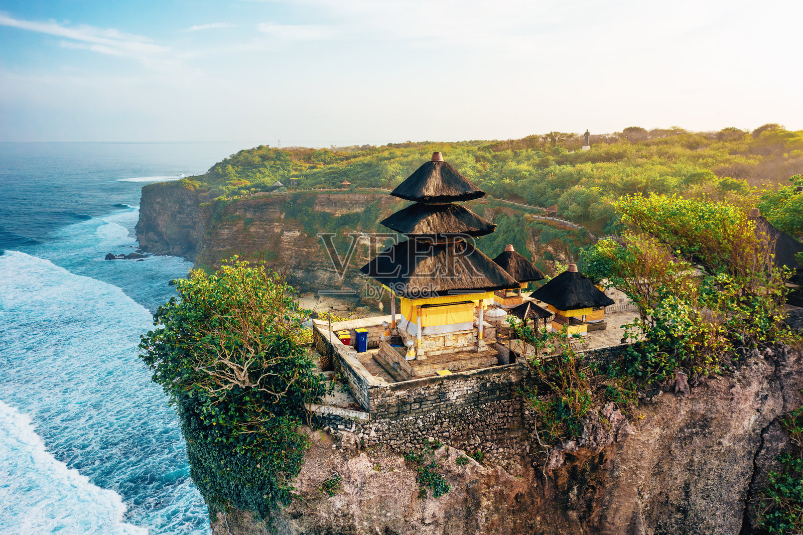 日出时分的乌鲁瓦图寺鸟瞰图,印度尼西亚巴厘岛照片摄影图片