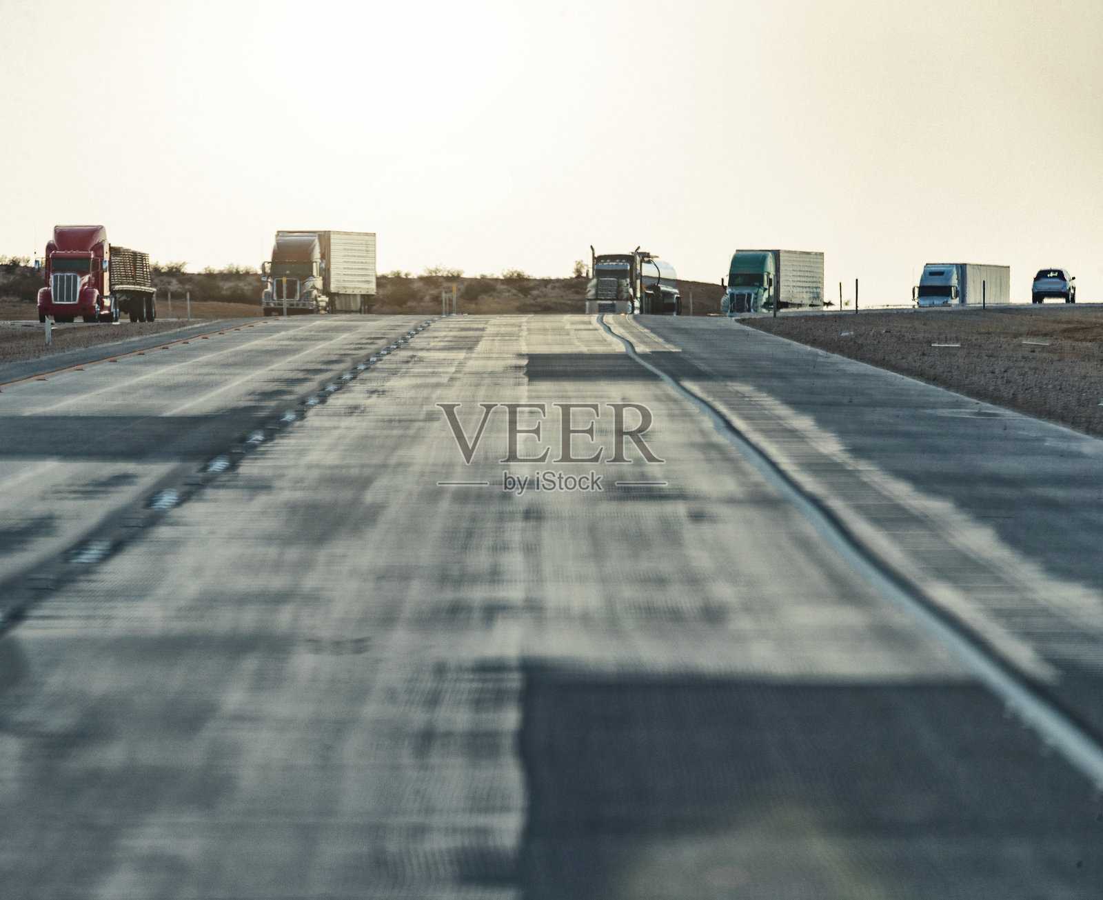 加利福尼亚州乡村高速公路上行驶的半挂卡车照片摄影图片