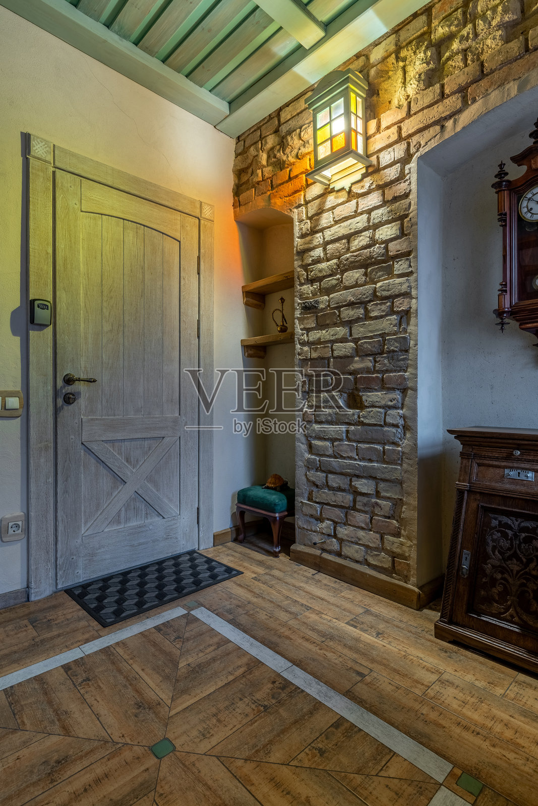 质朴的入口室内,有木门和砖墙壁龛照片摄影图片