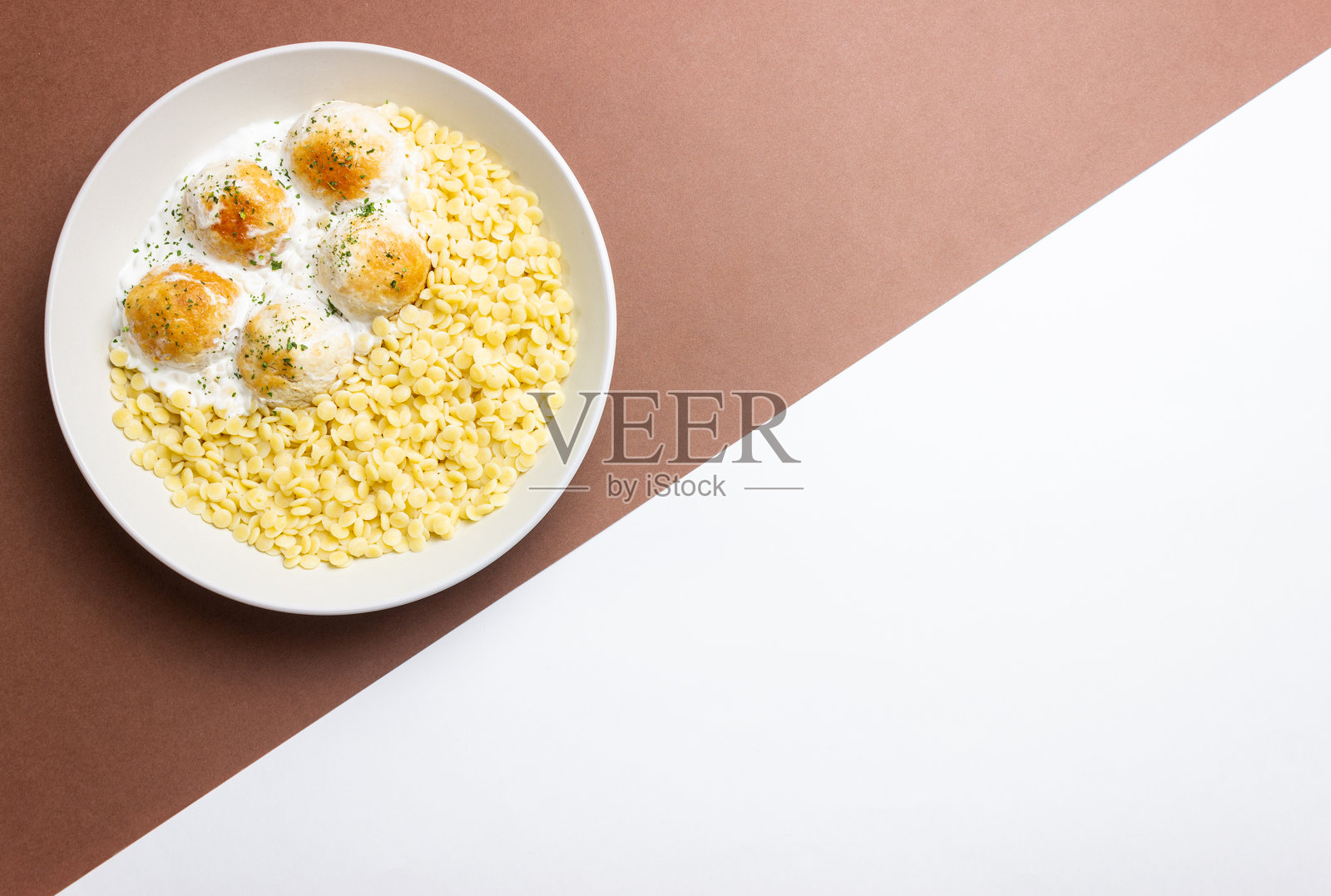 意式奶油鸡肉丸意面(Ptitim意面)照片摄影图片