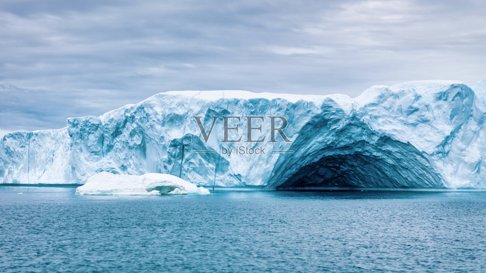 格陵兰迪斯科湾的天然拱门冰山照片摄影图片