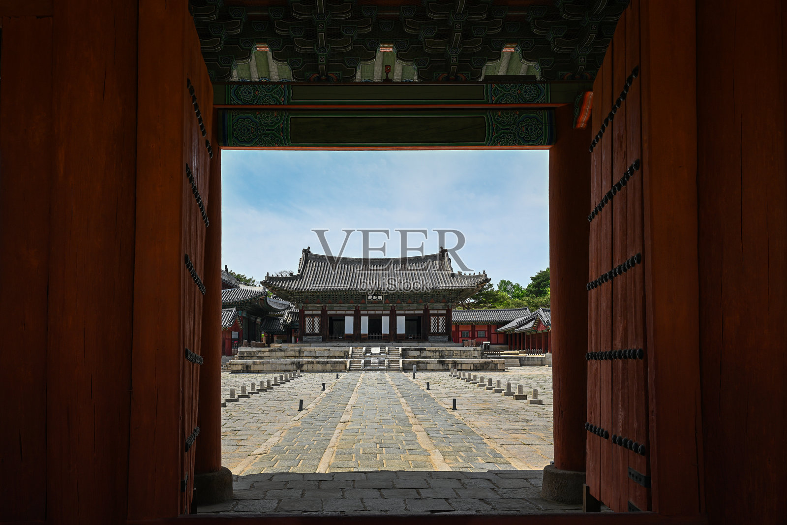 穿过大门看到的宫殿照片摄影图片