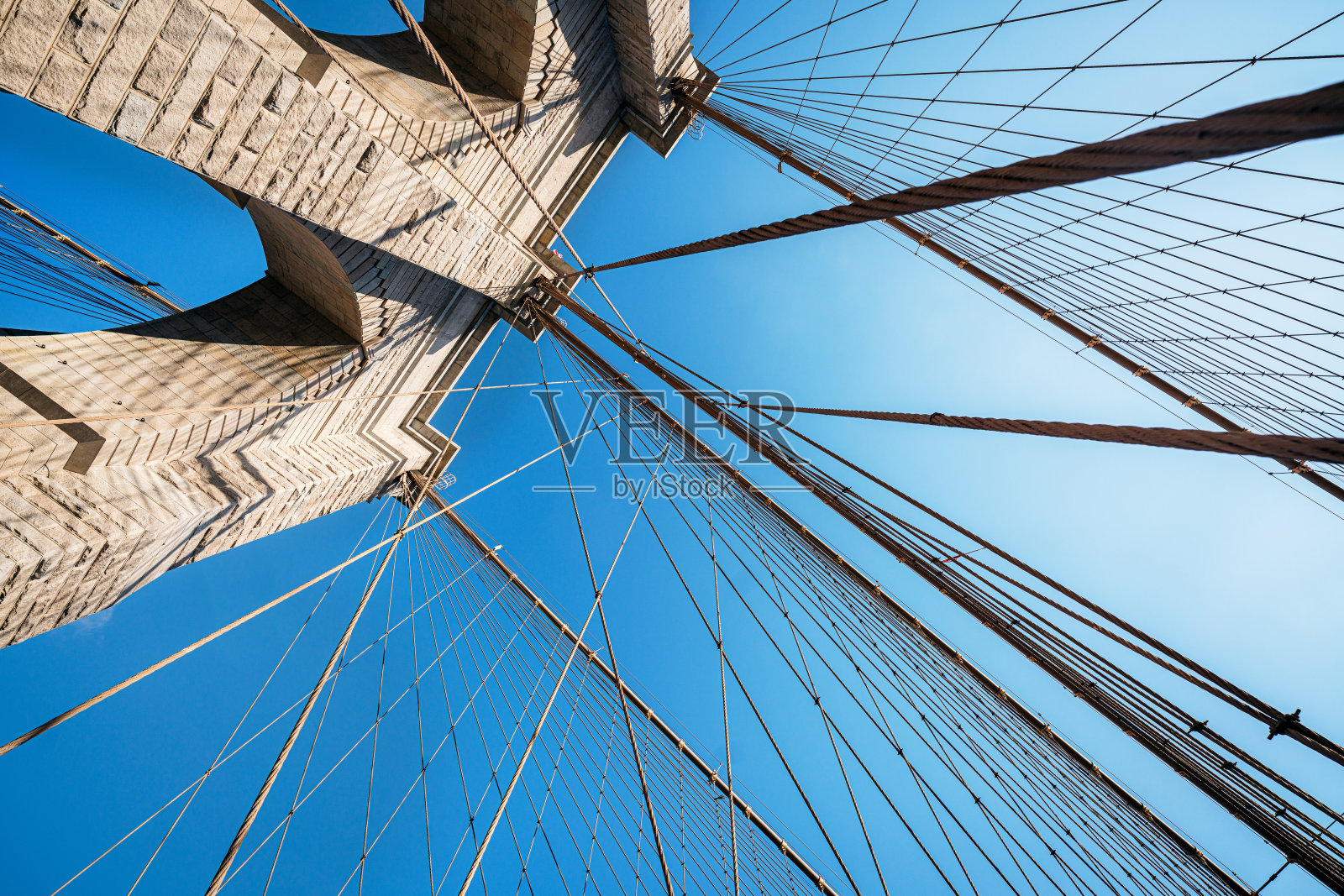 布鲁克林大桥的缆索塔高耸入纽约市的天空照片摄影图片