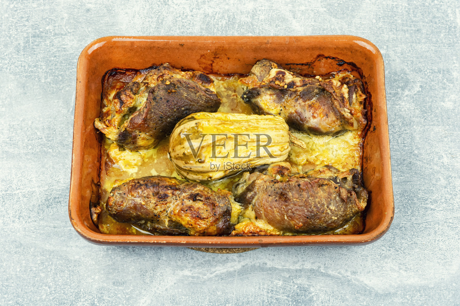 盘子里的肉卷酿蔬菜照片摄影图片