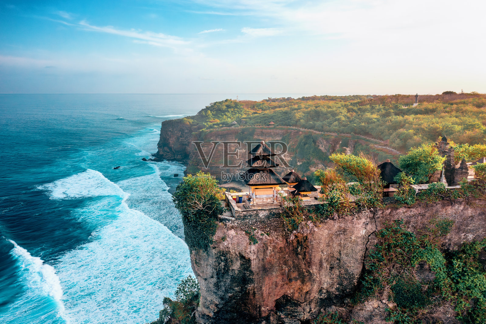 日出时分,巴厘岛乌鲁瓦图寺的航拍景观照片摄影图片
