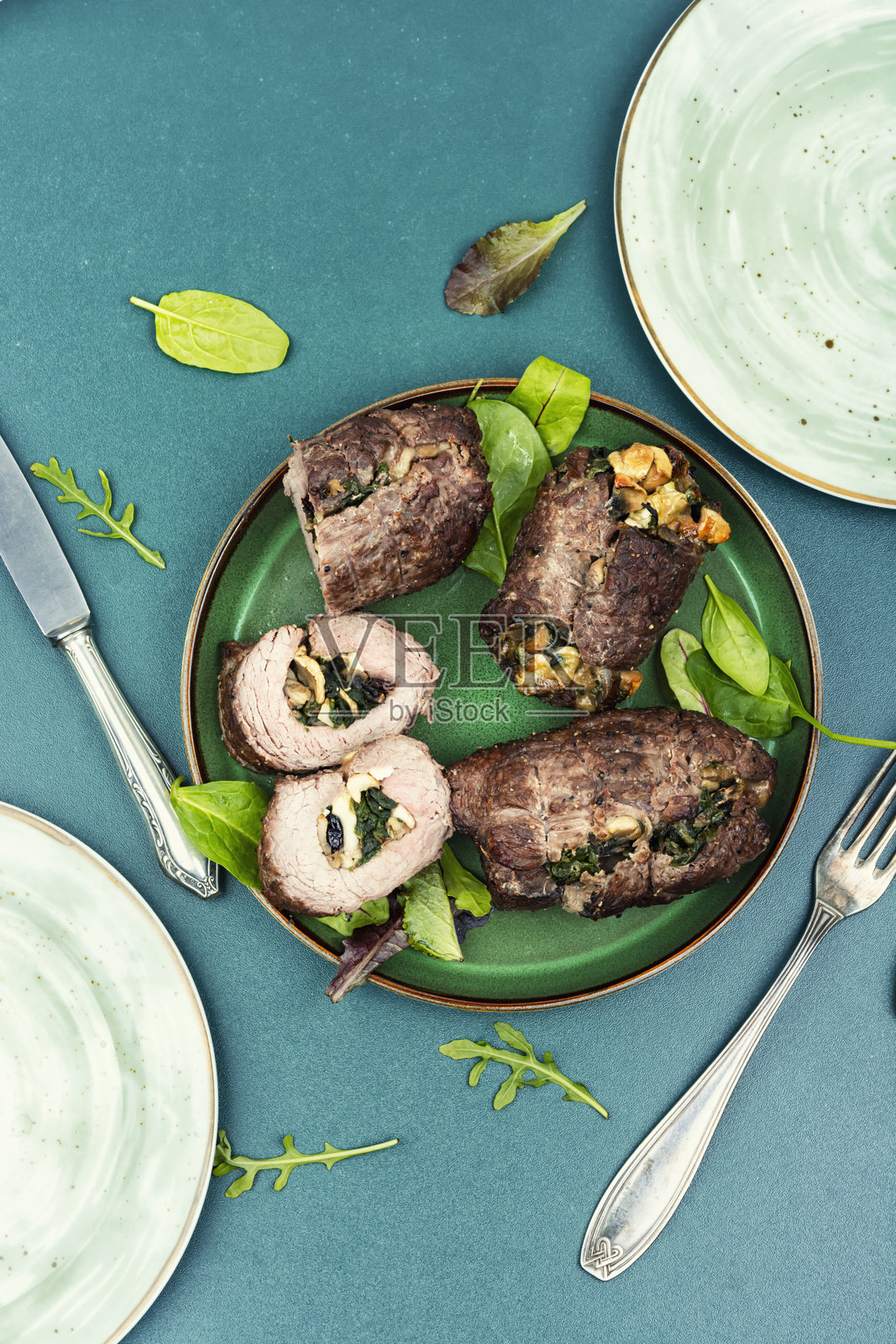 烤箱烤肉放在餐桌上照片摄影图片