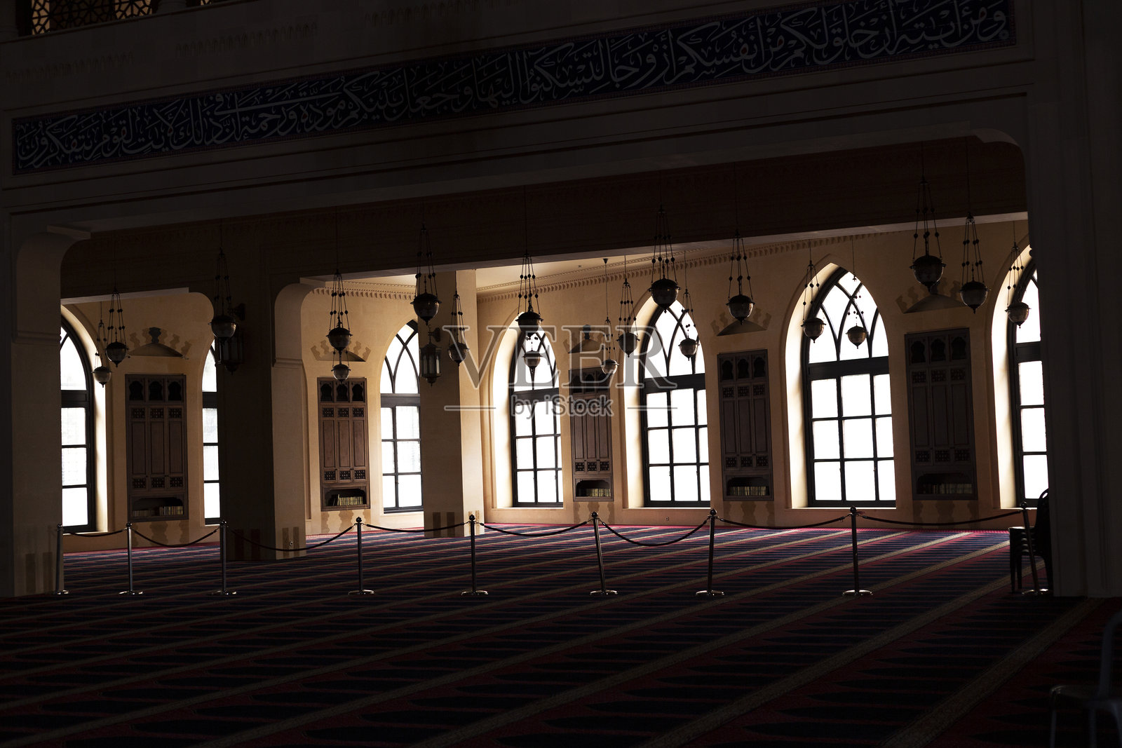 白天,光线透过窗户照射进贝鲁特穆罕默德·阿明清真寺的内部照片摄影图片