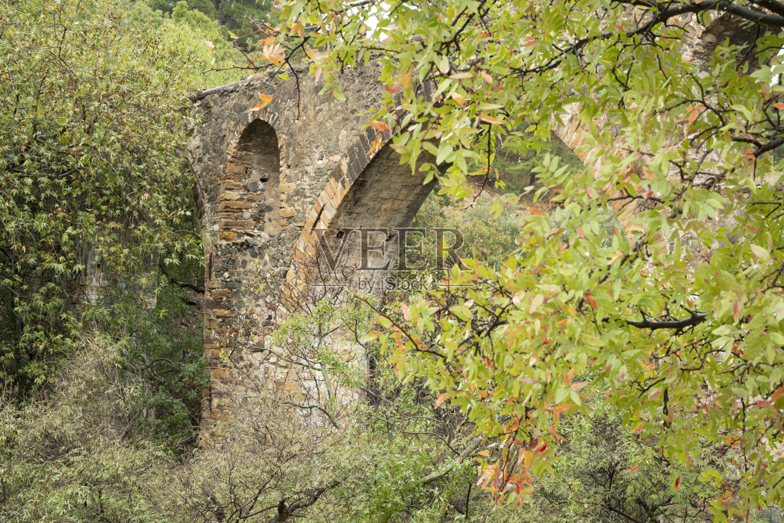 希腊希俄斯岛上的古老渡槽照片摄影图片