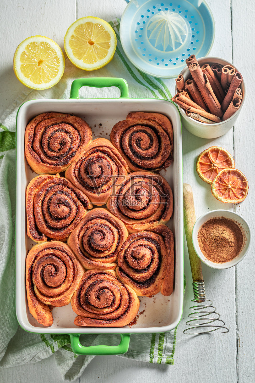 黄油肉桂卷,圣诞节最佳零食。照片摄影图片