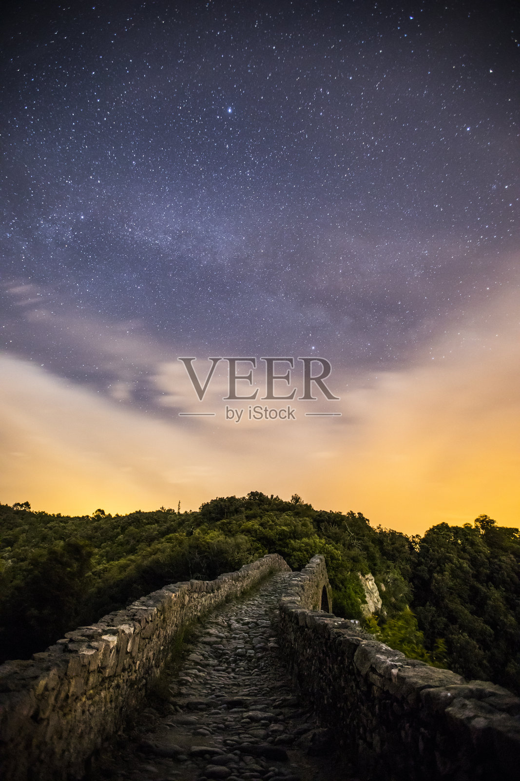 西班牙加罗特萨地区圣豪梅德利耶尔卡斯的罗马桥在夜空和月光下照片摄影图片