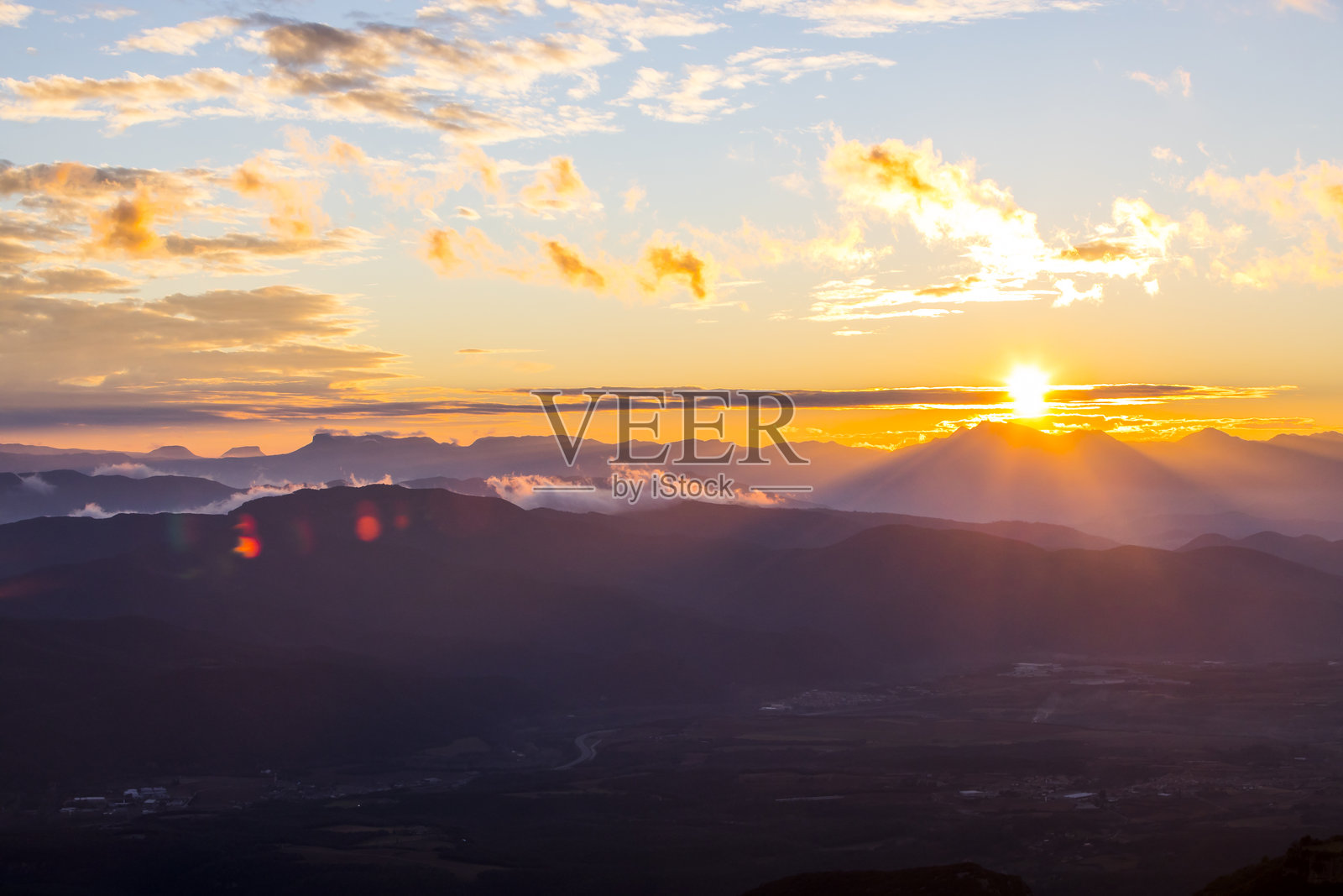 西班牙加罗特查地区圣母蒙特峰的日落照片摄影图片