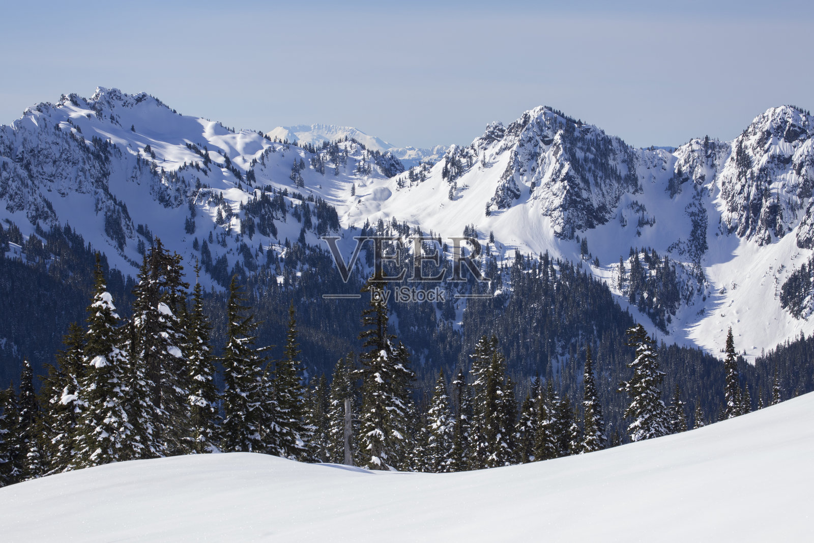 远眺被雪覆盖的塔图什山脉,圣海伦斯山在背景中照片摄影图片