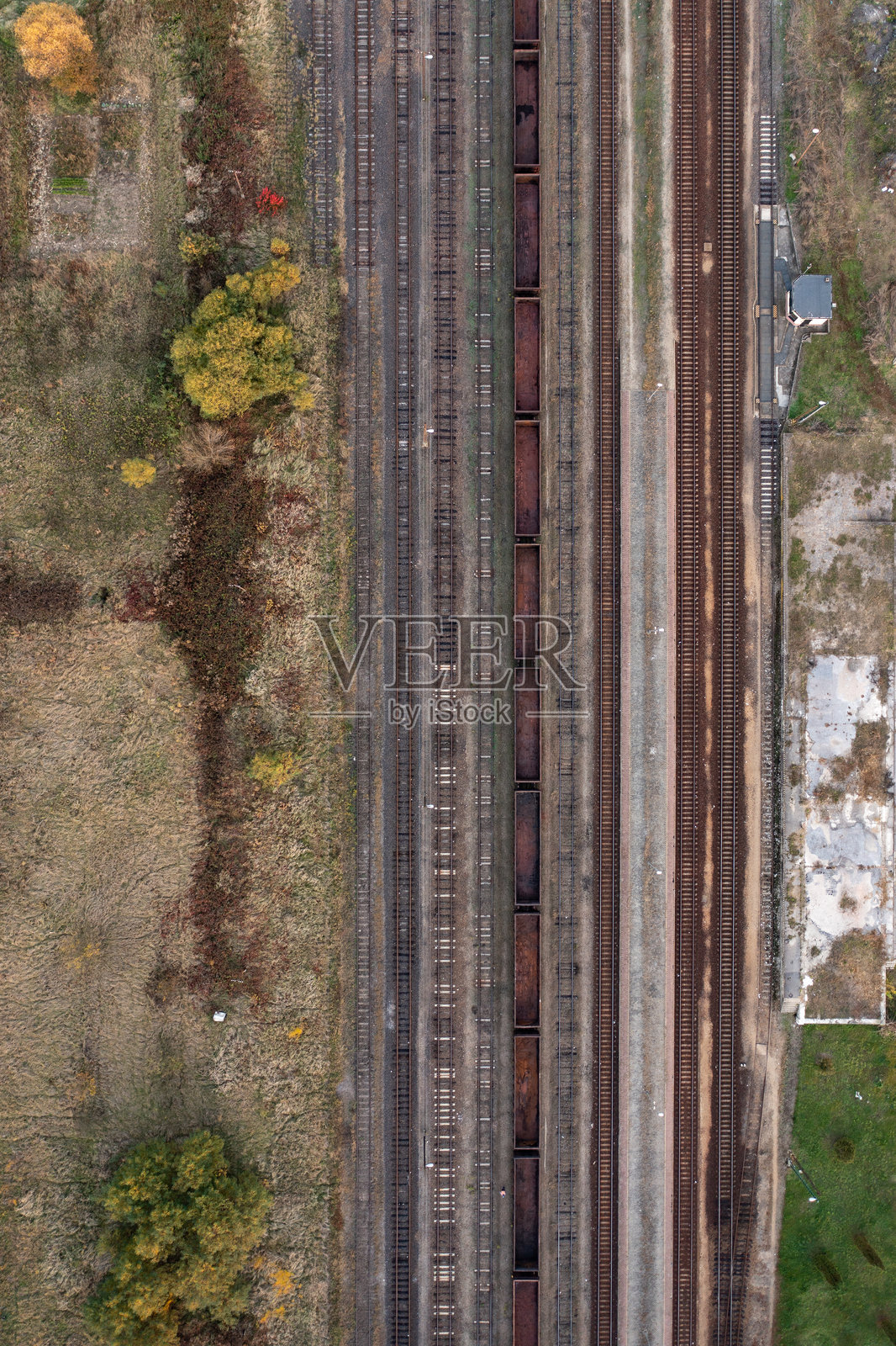 航拍货运火车在平行铁轨上行驶照片摄影图片