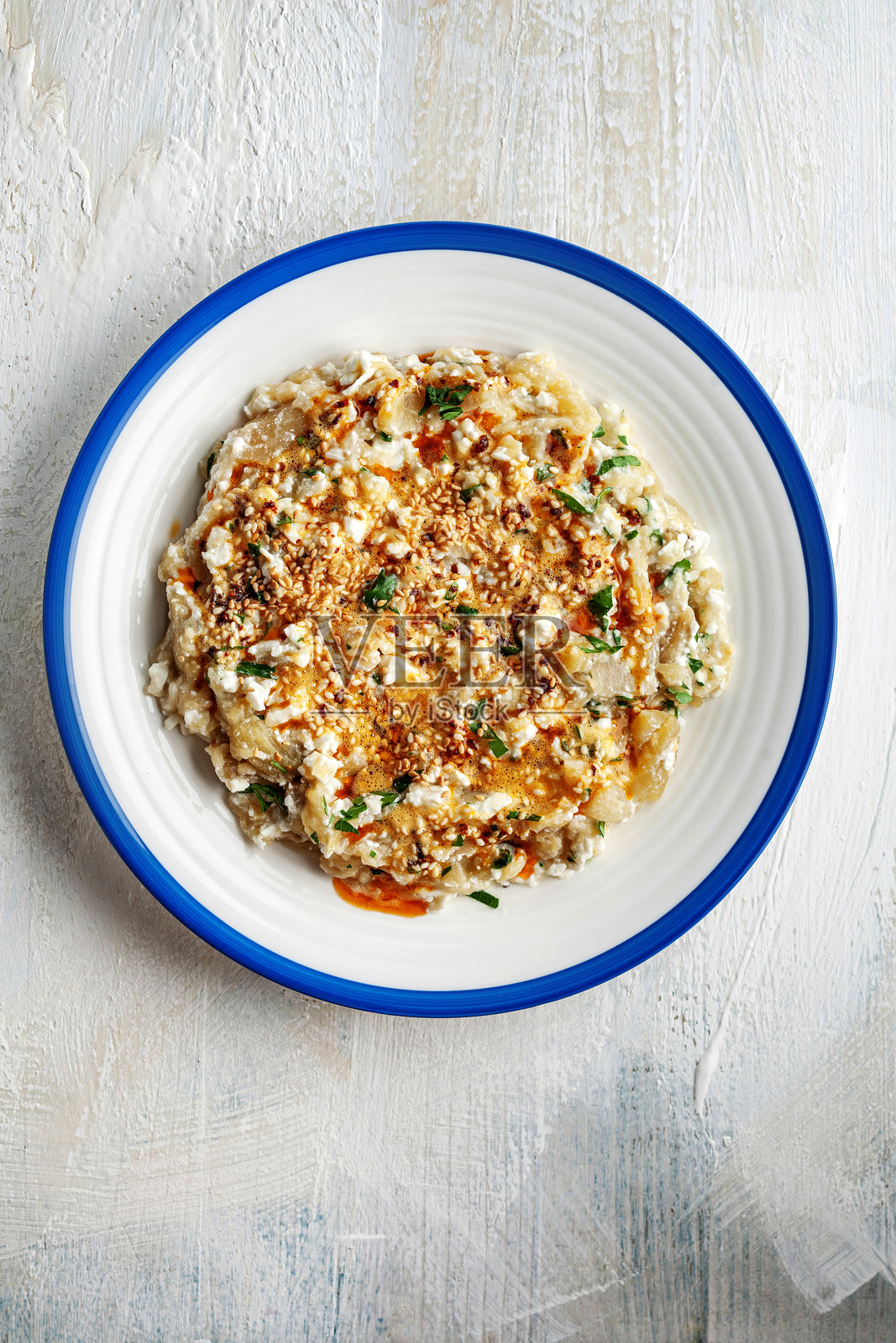 烤茄子泥配菲达奶酪和辣油调味汁照片摄影图片