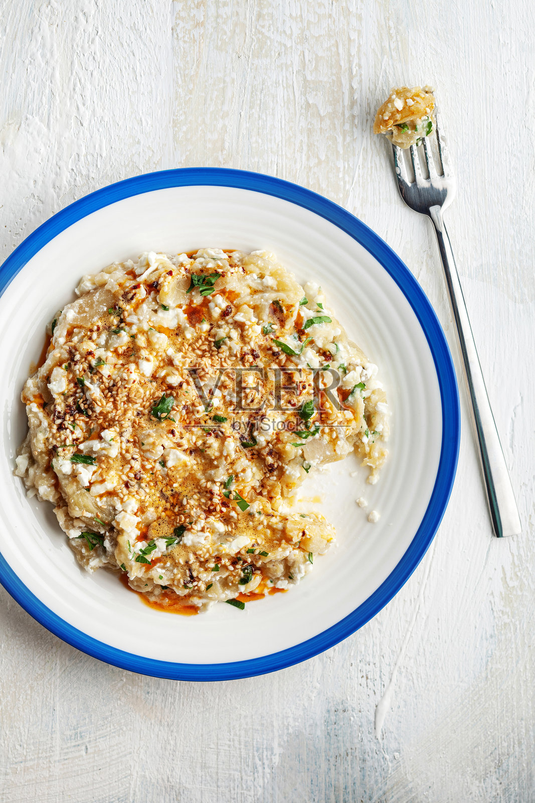 烤茄子泥配菲达奶酪和辣油调味酱照片摄影图片