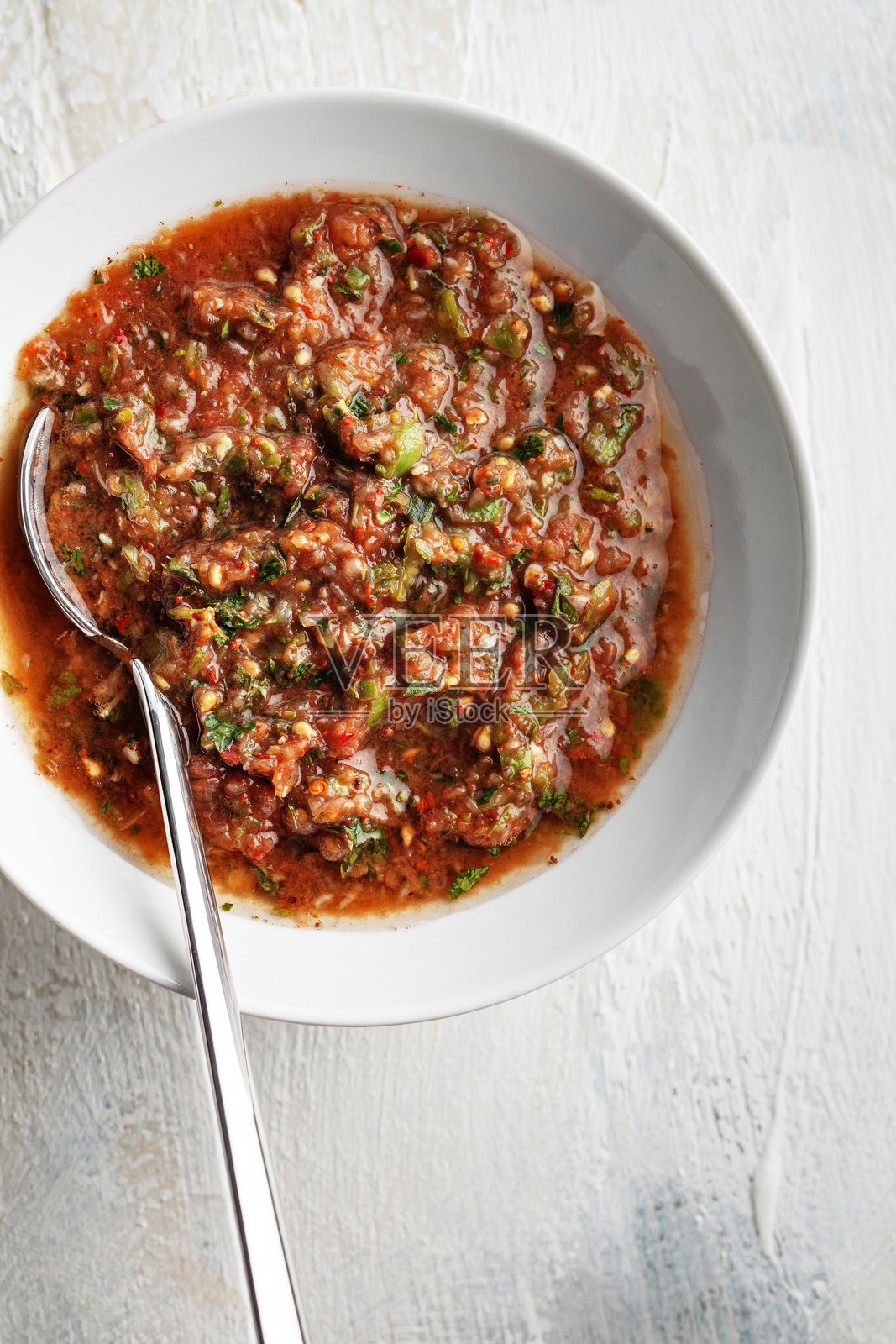 新鲜的土耳其切碎沙拉,配有石榴糖浆和辣油照片摄影图片