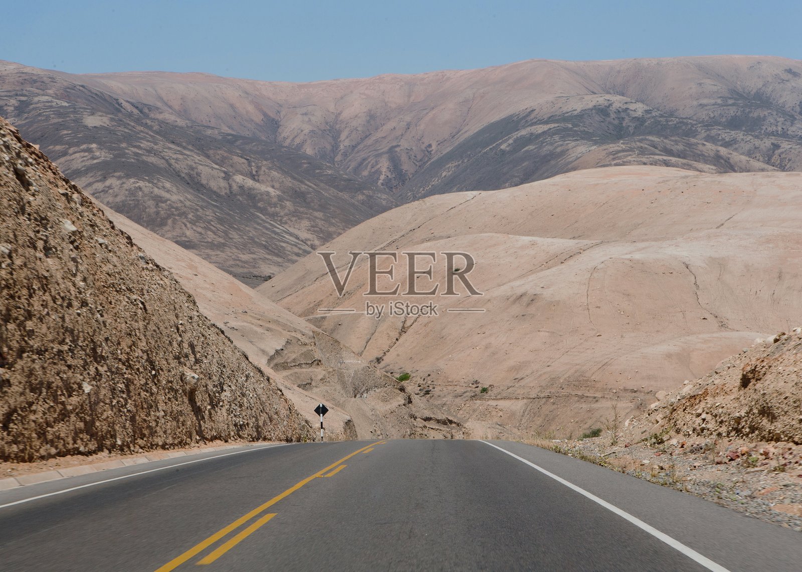 秘鲁伊洛附近南部沙漠中的泛美公路照片摄影图片