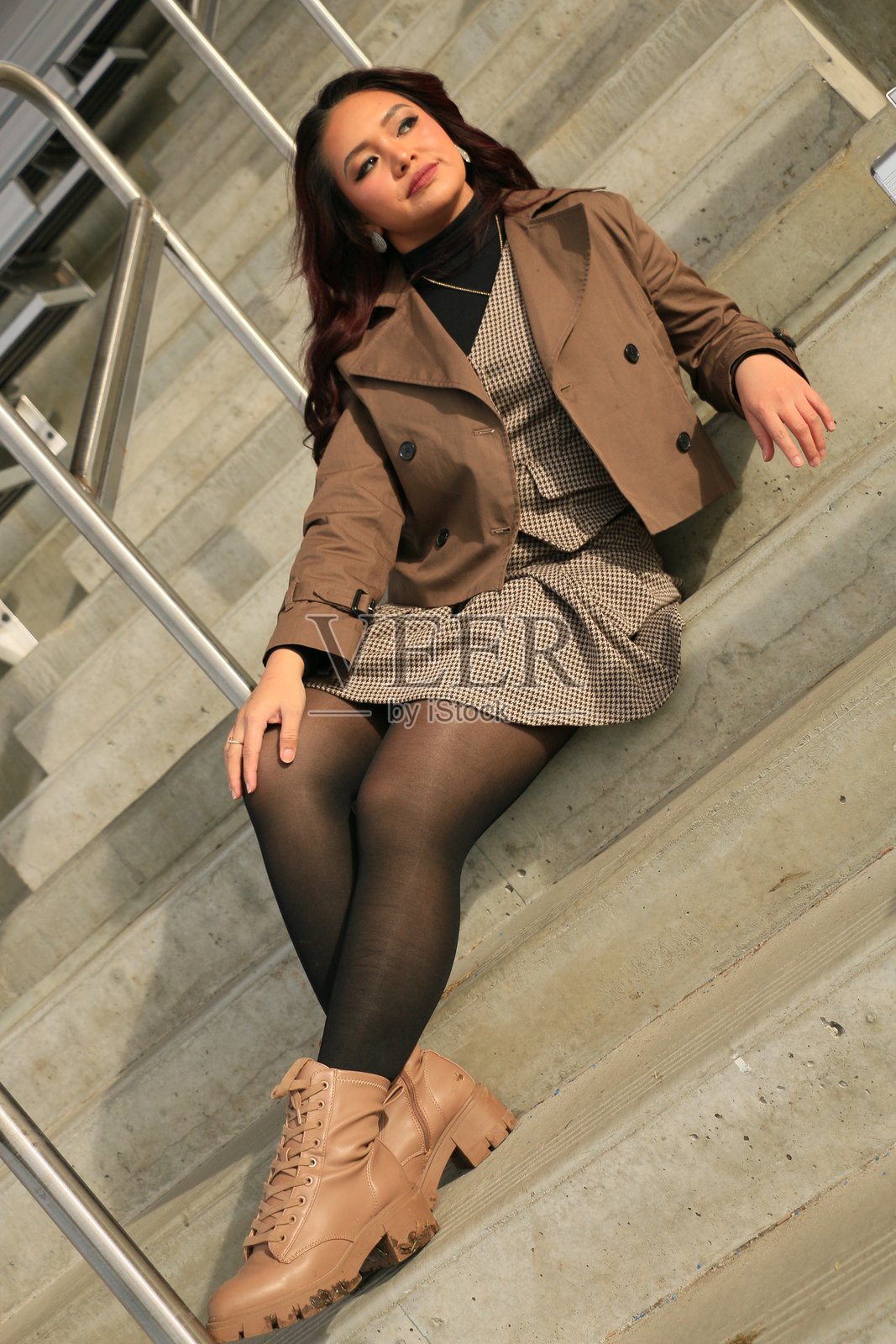 躺在水泥台阶上照片摄影图片