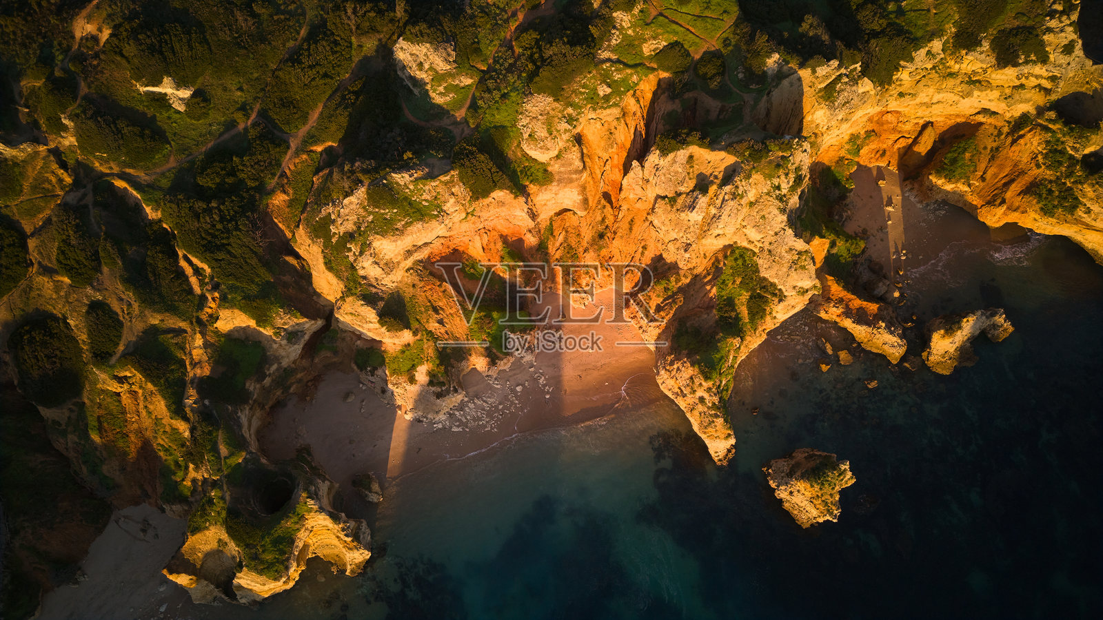 葡萄牙阿尔加维拉各斯的海岸岩层俯视航拍照片摄影图片