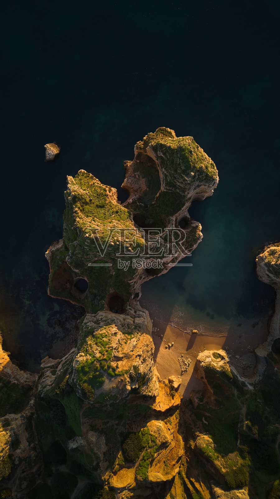 葡萄牙阿尔加维拉各斯的岩石海岸线和海洋的抽象鸟瞰图照片摄影图片