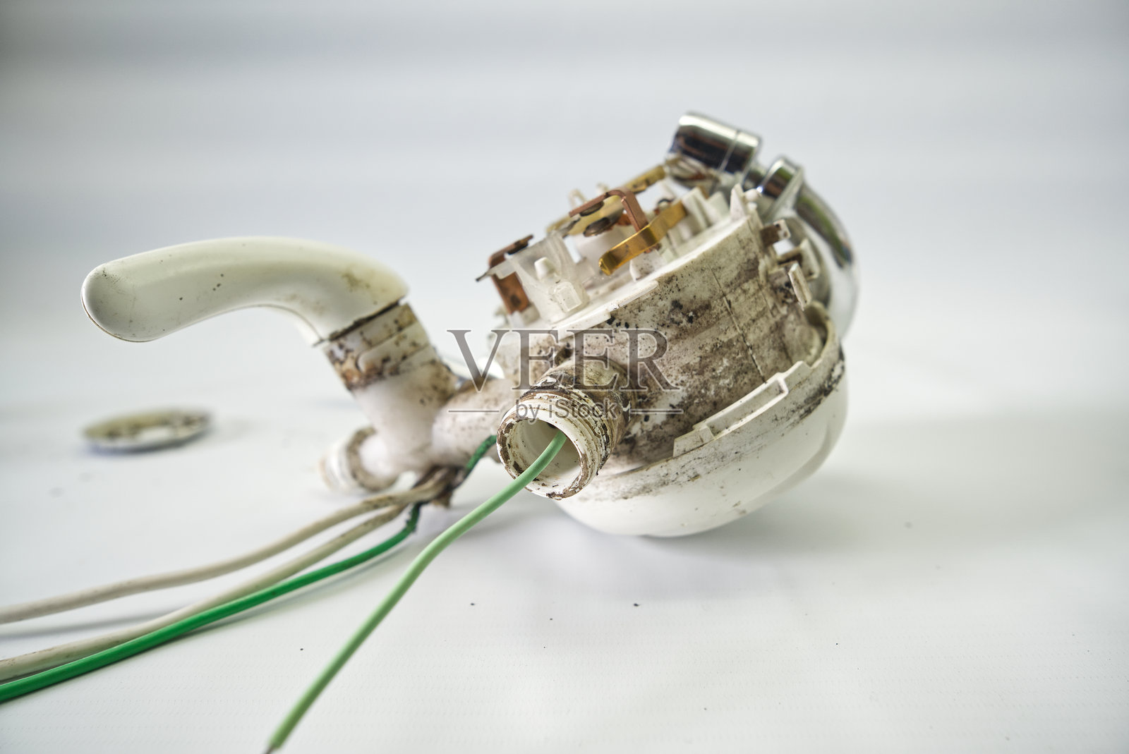 带温控的电动厨房水龙头照片摄影图片