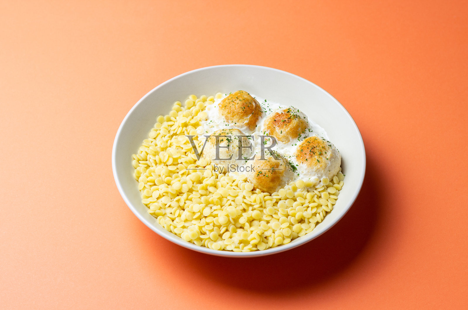 意式奶油鸡肉丸烩小意面照片摄影图片