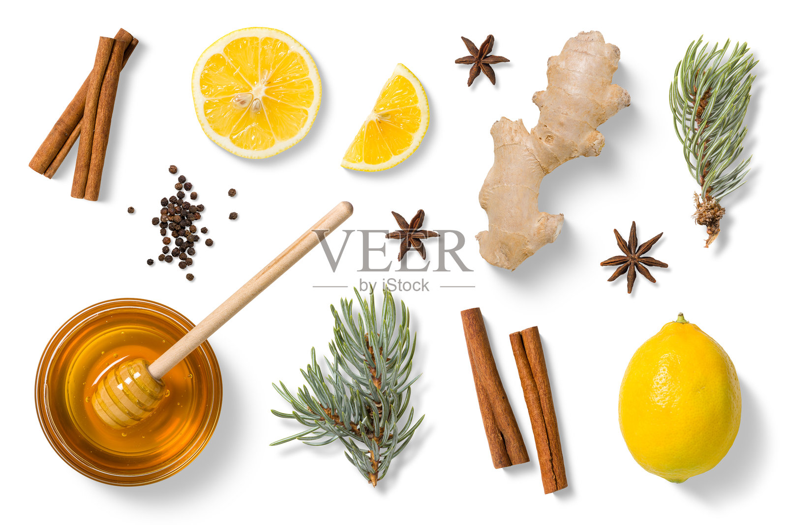 一套新鲜的姜根、柠檬片、带蜂蜜勺的蜂蜜碗、肉桂棒、八角、黑胡椒粒和松枝,在白色背景上孤立。照片摄影图片