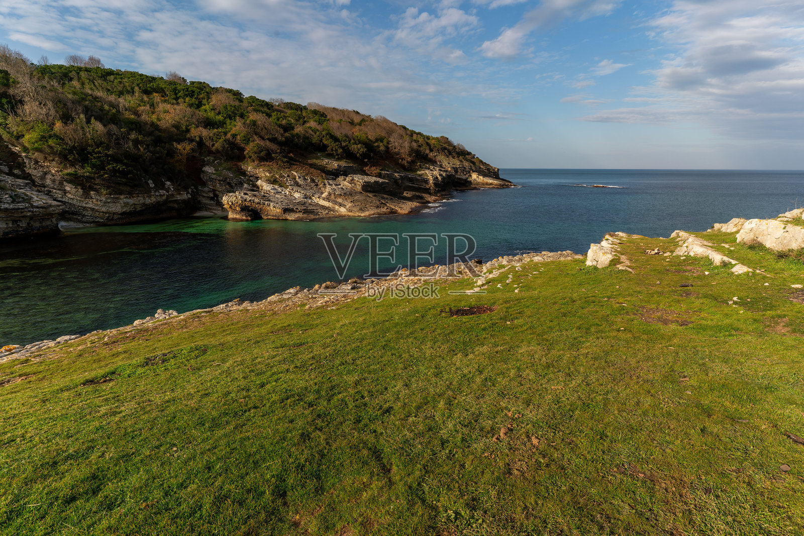 萨达拉海湾清澈的海水和岩石海岸线照片摄影图片
