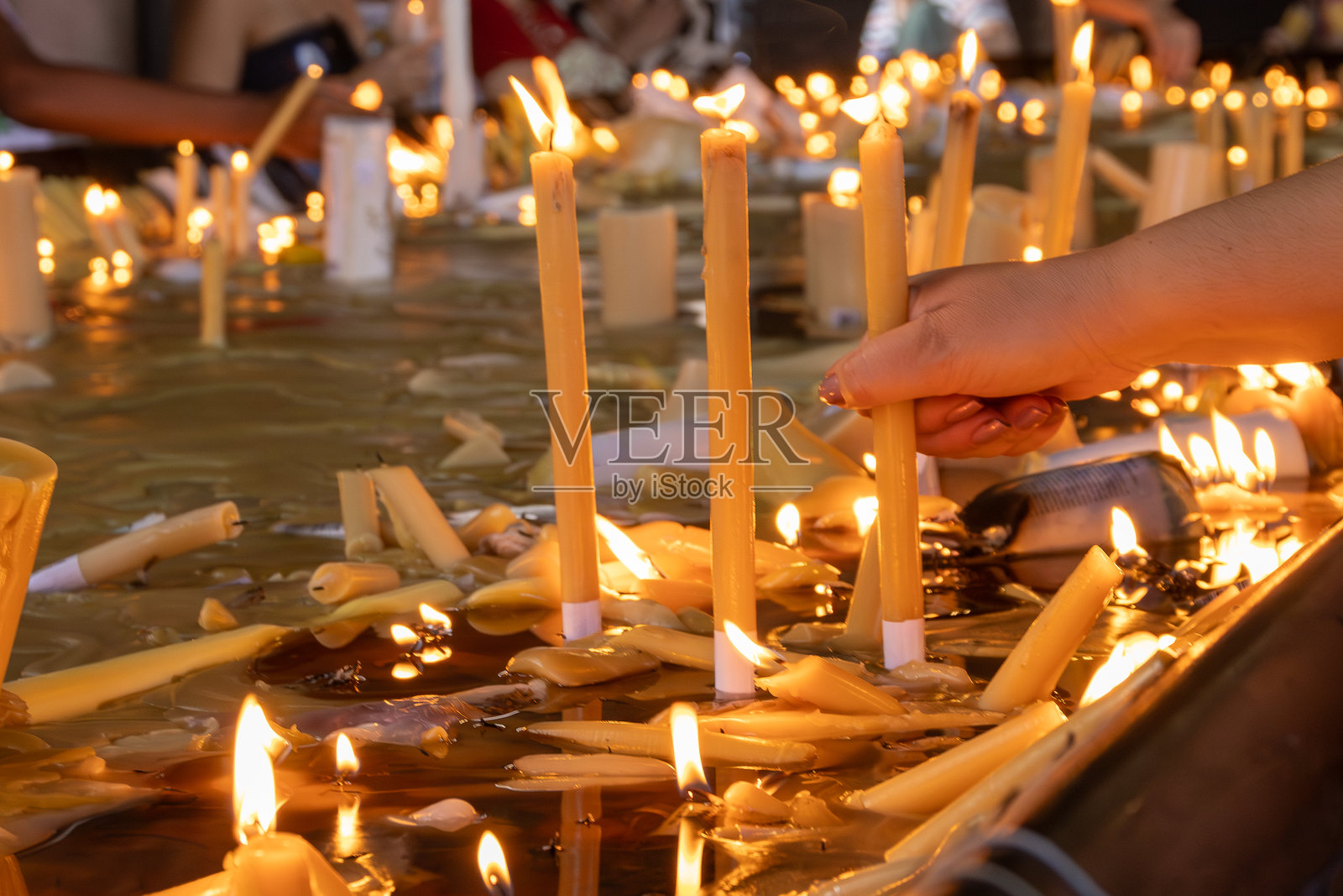 手在精神仪式中点燃蜡烛照片摄影图片