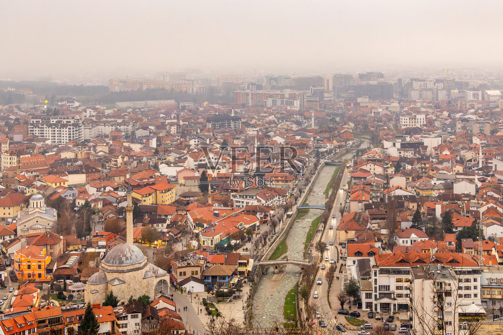 普里兹伦市中心,拥有奥斯曼时期锡南帕夏清真寺、石头建筑、比斯特里察河岸街道和科索沃历史巴尔干城镇的密集城市住宅照片摄影图片