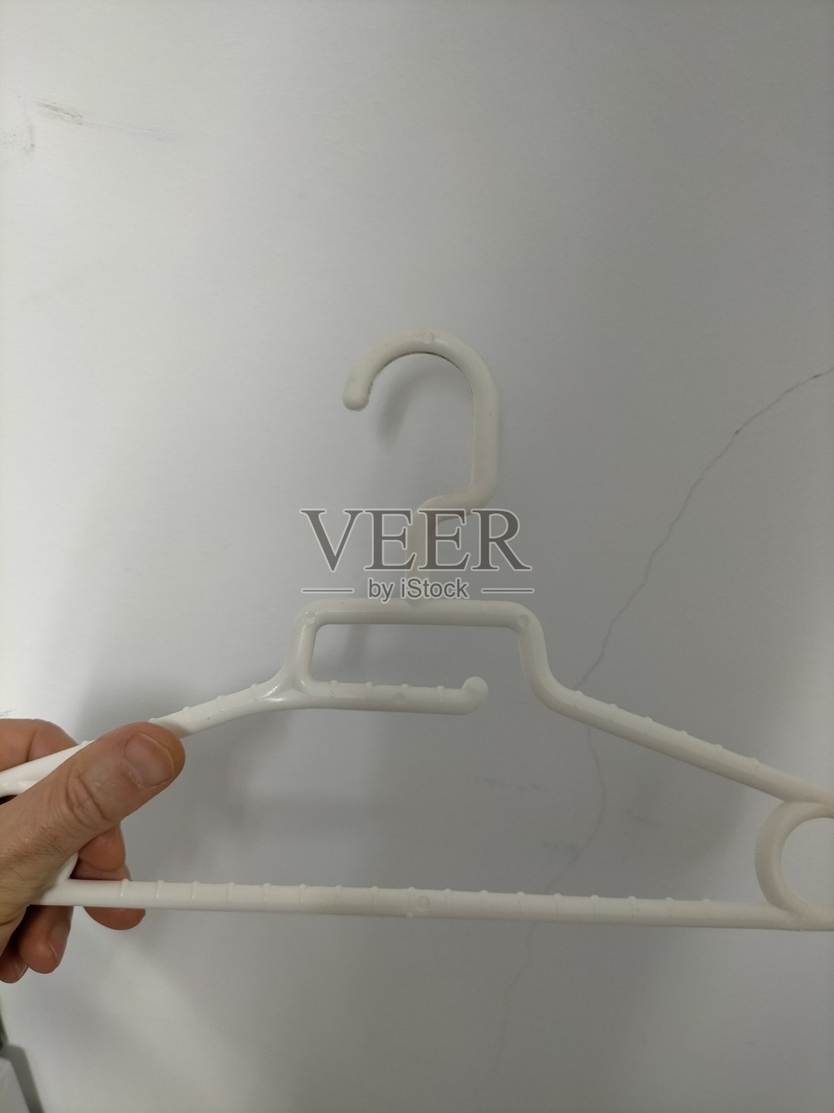 手里拿着衣架照片摄影图片