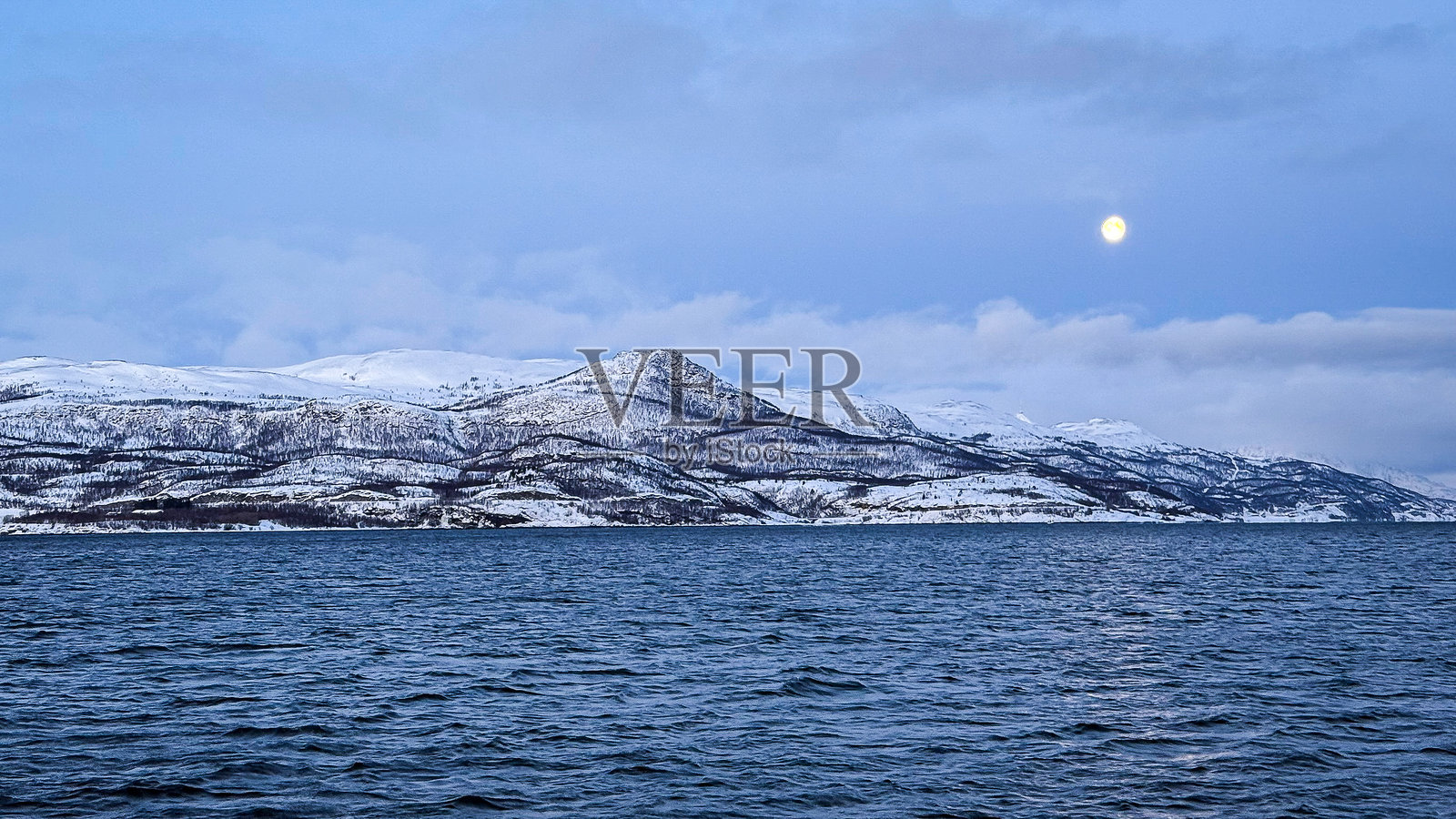 满月下的挪威峡湾照片摄影图片