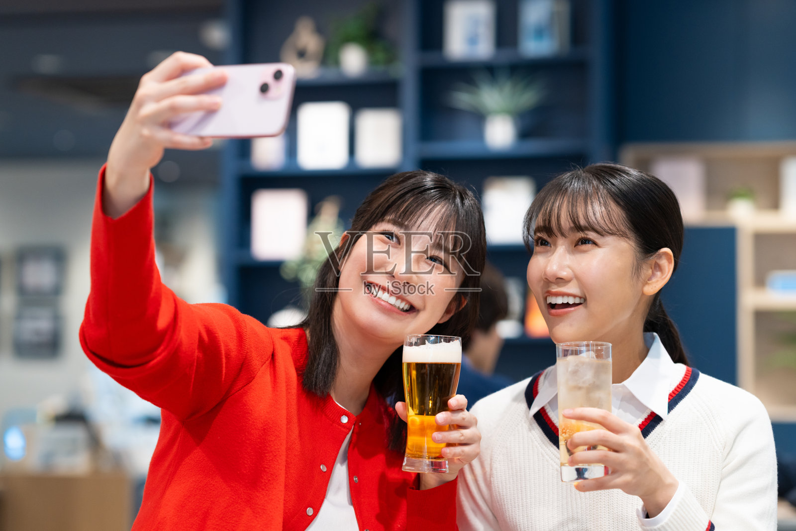 年轻女性在餐厅聚会照片摄影图片