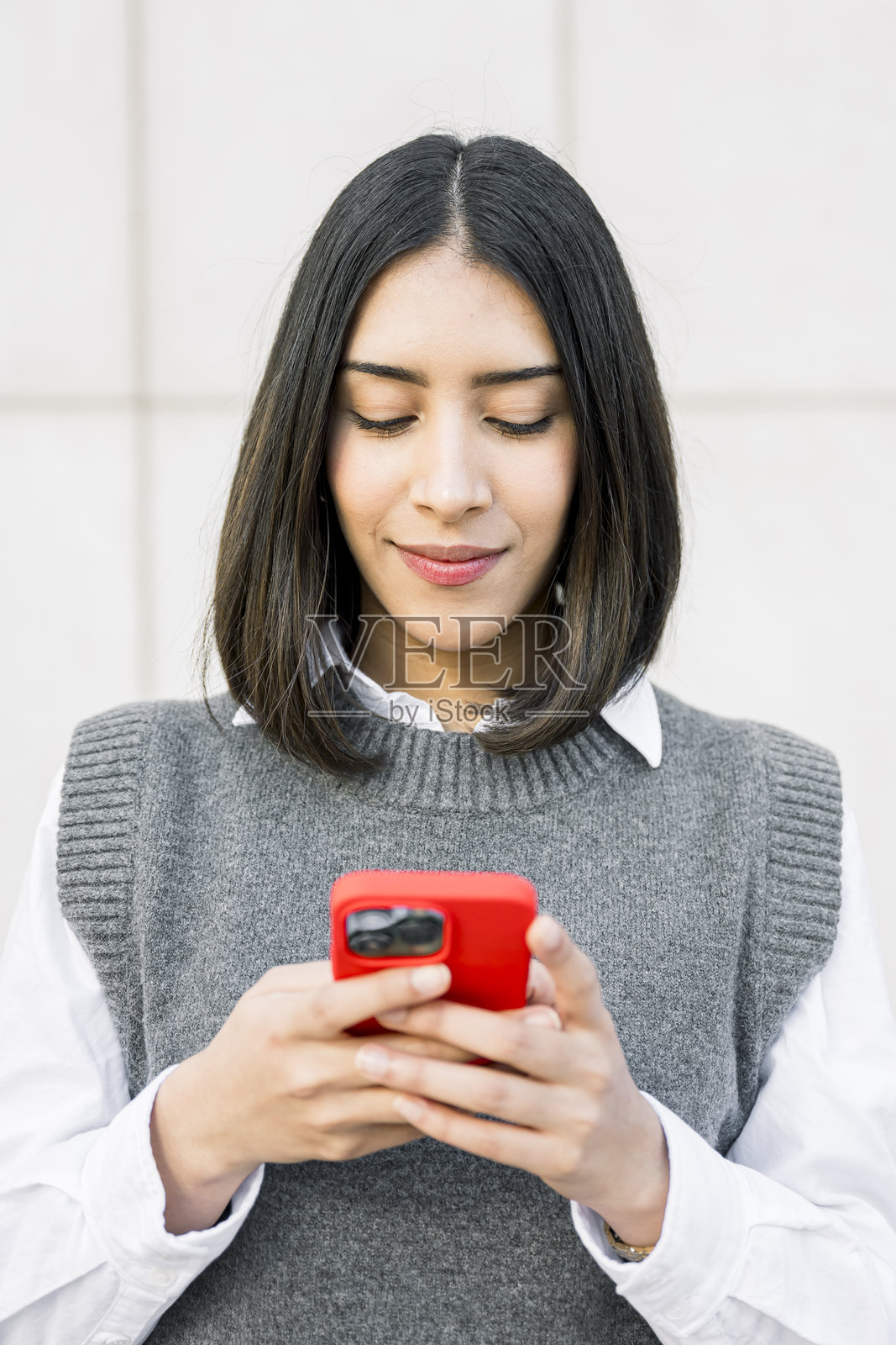 女子正在用智能手机发信息,查看社交媒体应用照片摄影图片