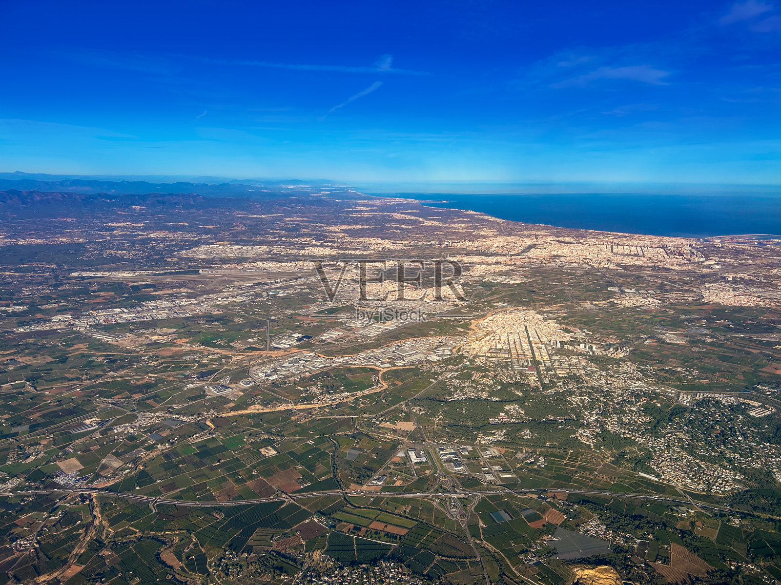 瓦伦西亚霍尔塔苏德空中农田,远眺城市与地中海照片摄影图片