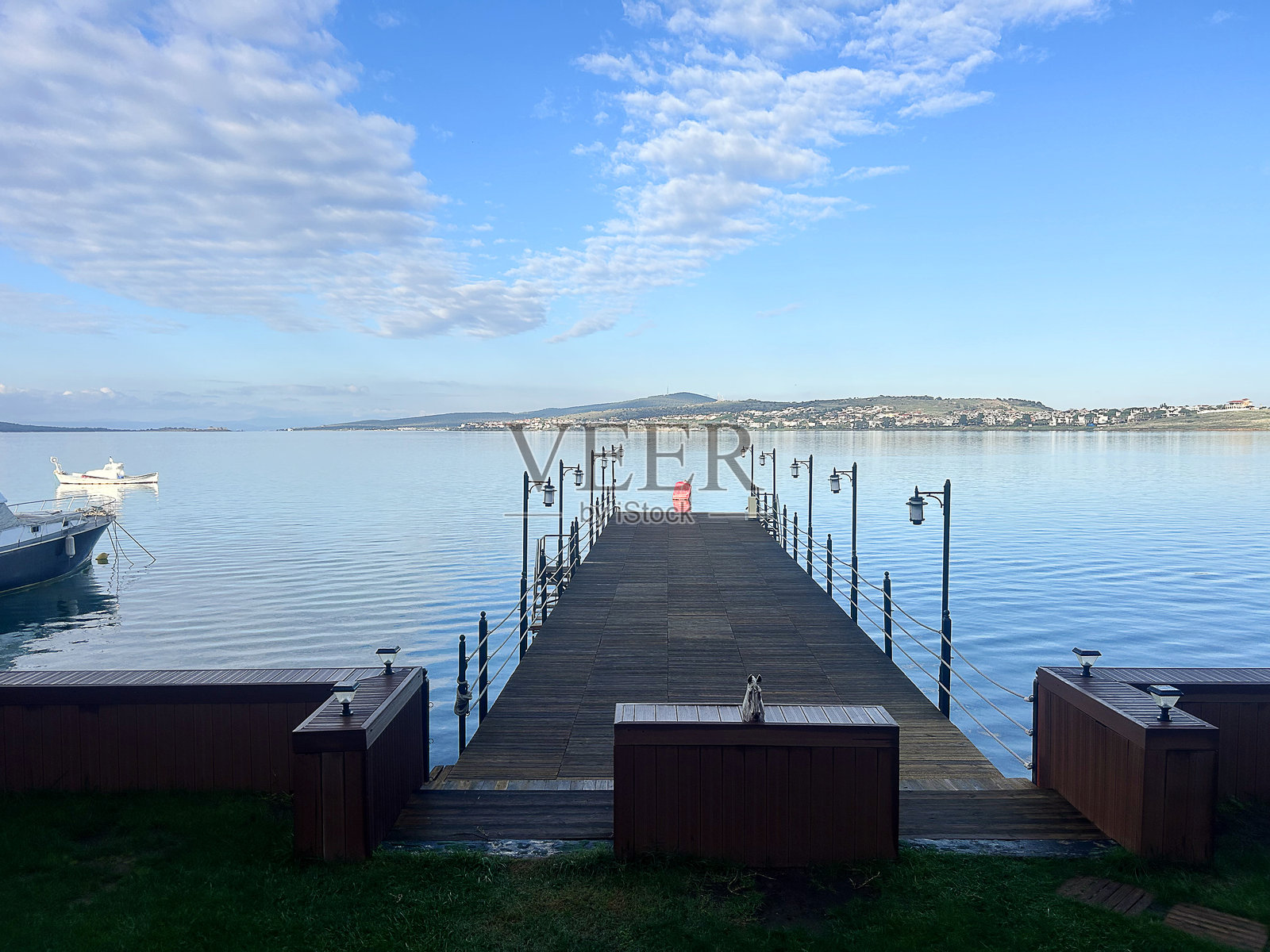 宁静的爱琴海海景,带有木制码头照片摄影图片