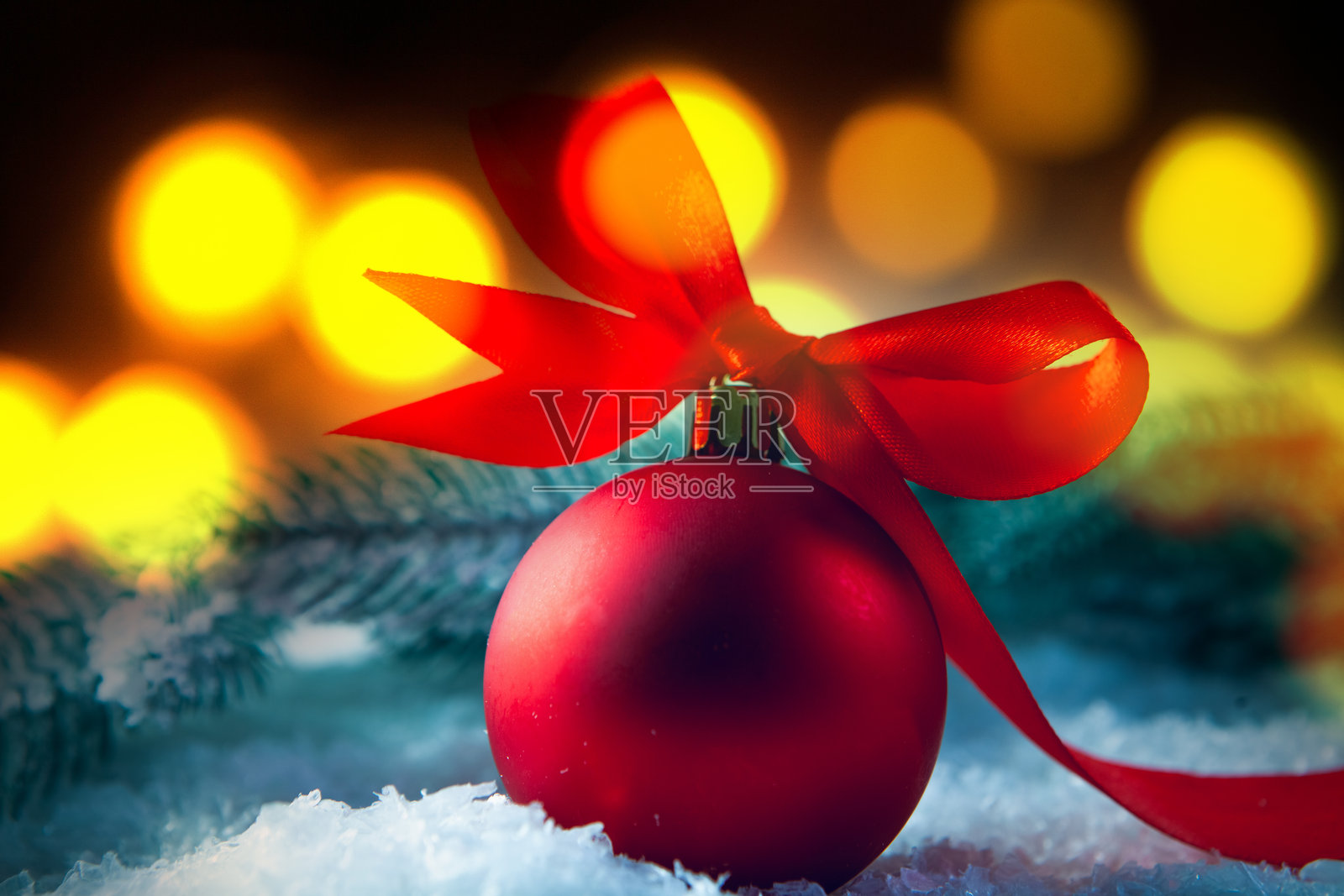 桌上的圣诞装饰球照片摄影图片