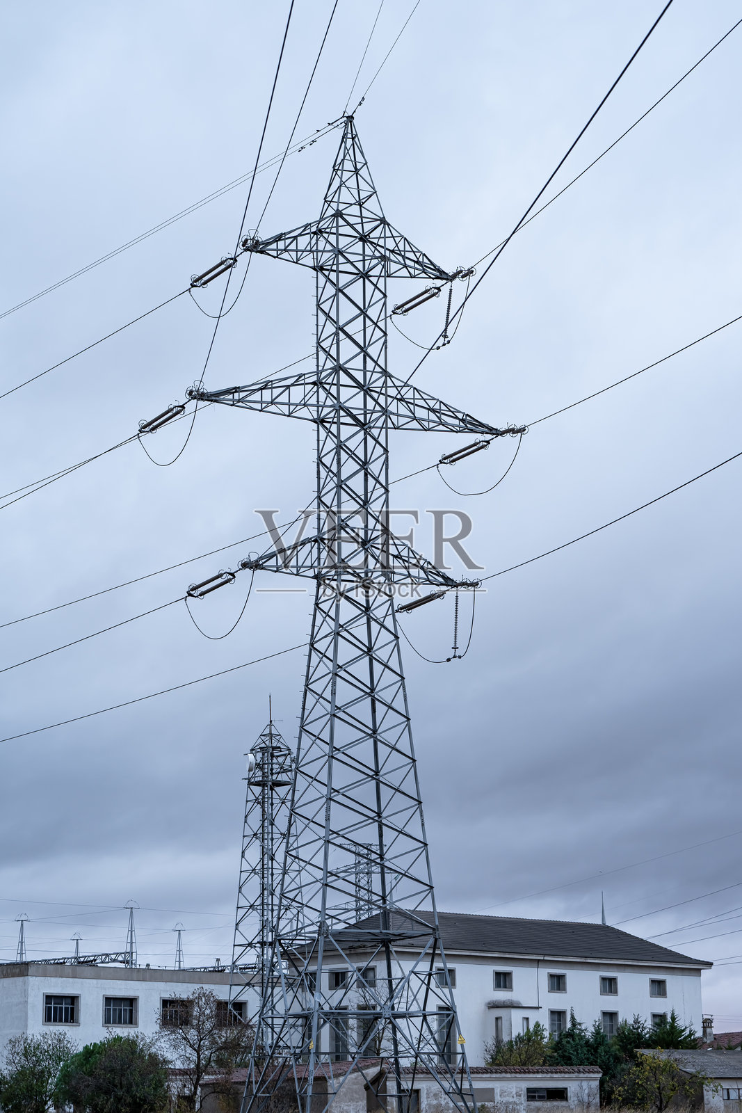 高压电线旁边的变电站。西班牙电网的输电塔。照片摄影图片