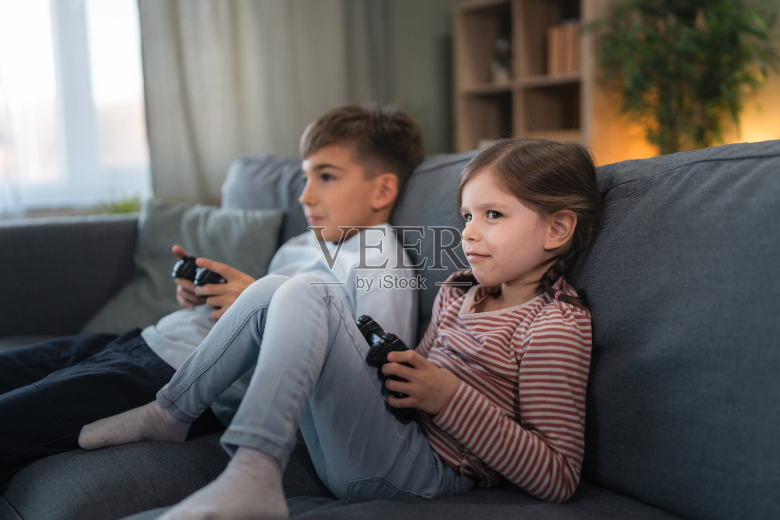 孩子们在家一起玩电子游戏照片摄影图片