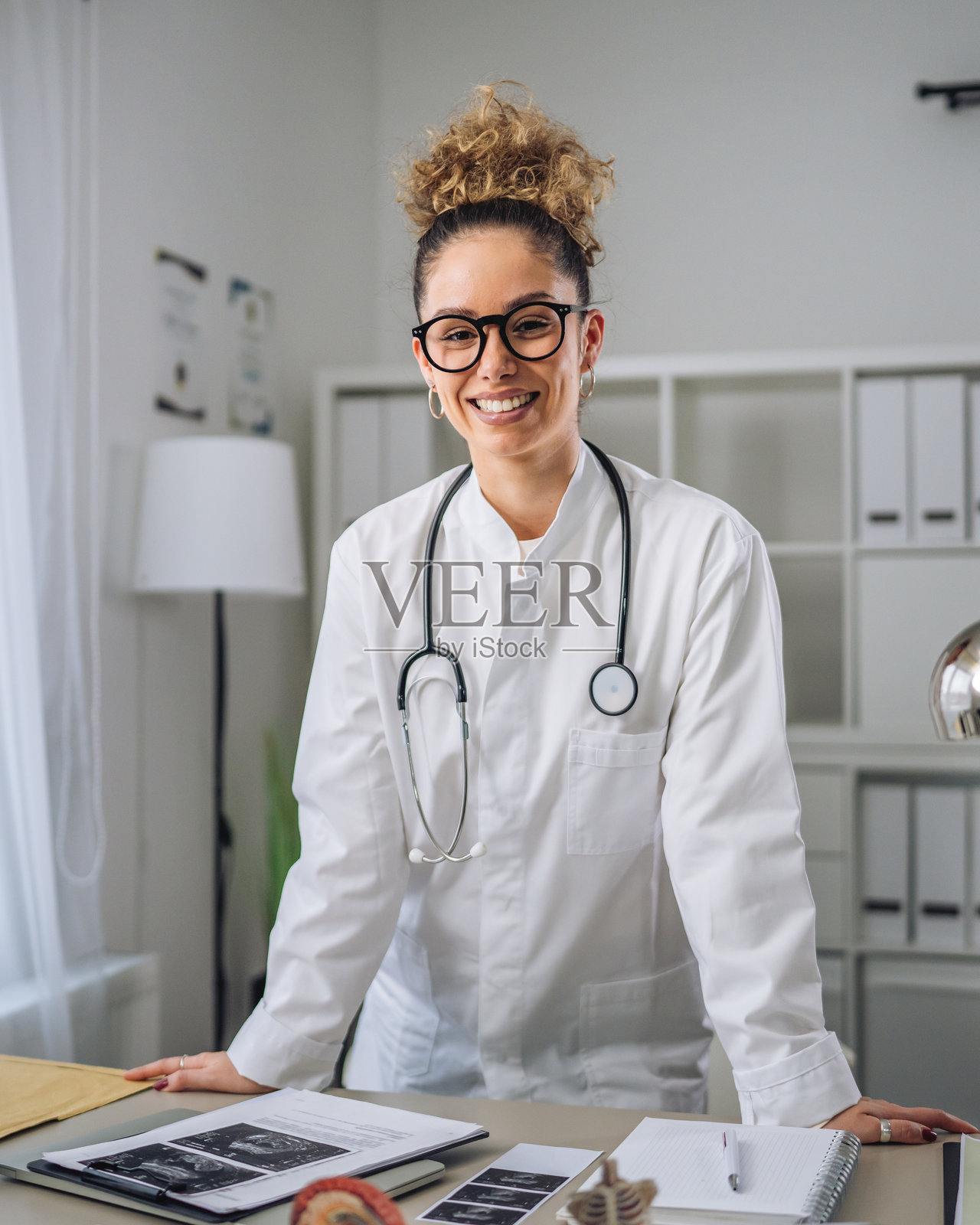 女医生在医疗办公室微笑着,医疗保健照片摄影图片