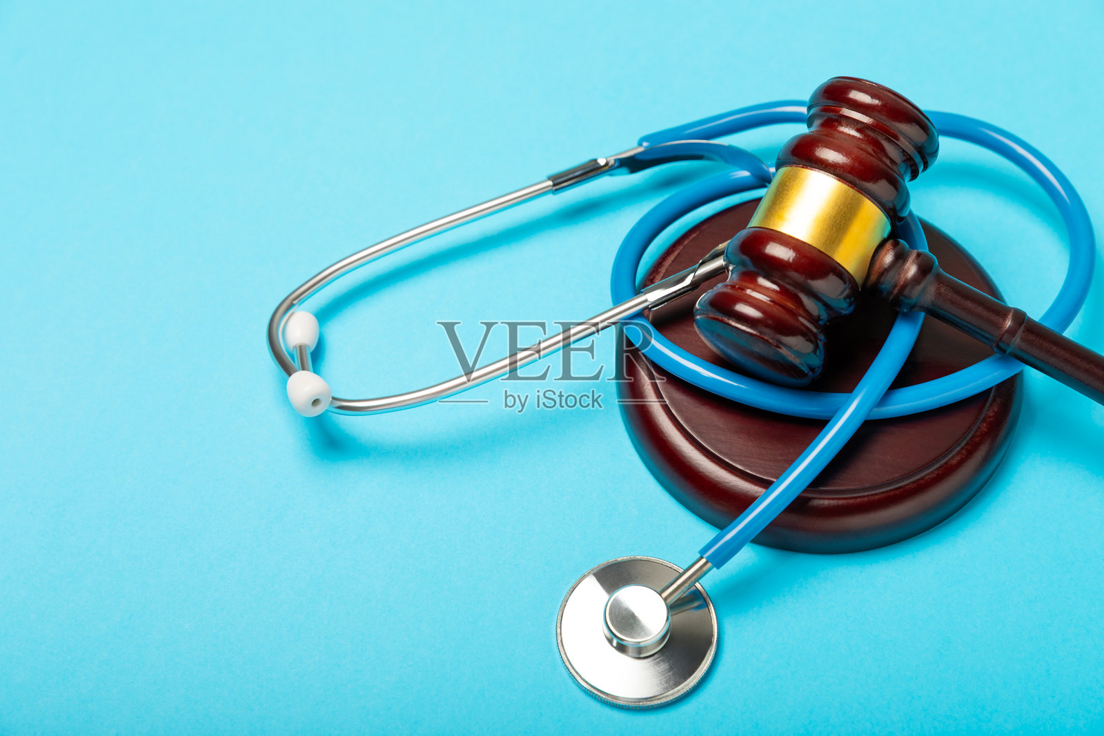 办公桌上的听诊器和锤子。医疗事故、人身伤害律师、医疗法律事务概念。律师。医疗疏忽的法律定义。法律概念。医疗保健与医药照片摄影图片