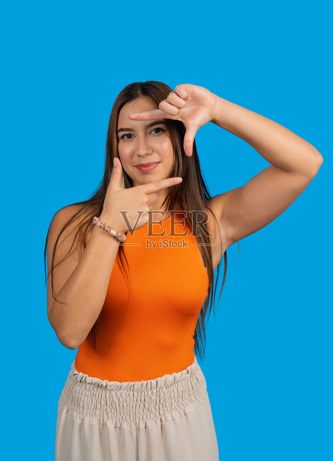 女子用双手将世界框起来,展现创意与远见照片摄影图片