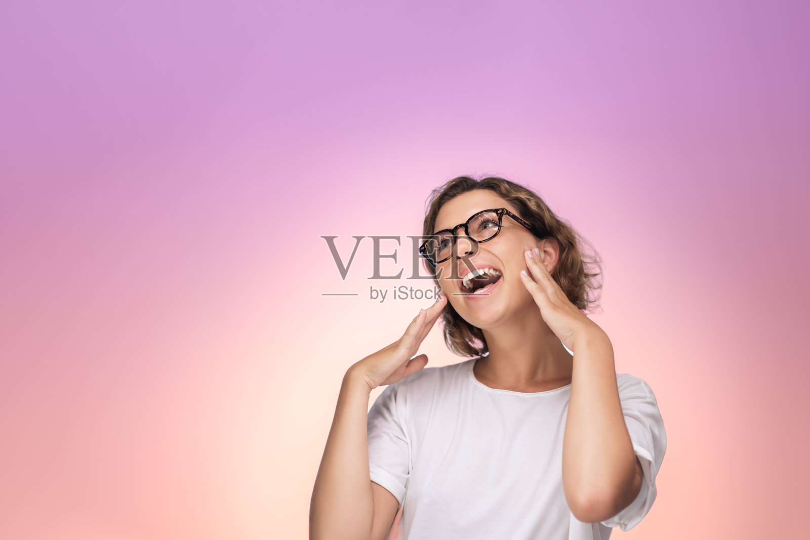 戴眼镜的快乐女性在渐变背景上庆祝照片摄影图片