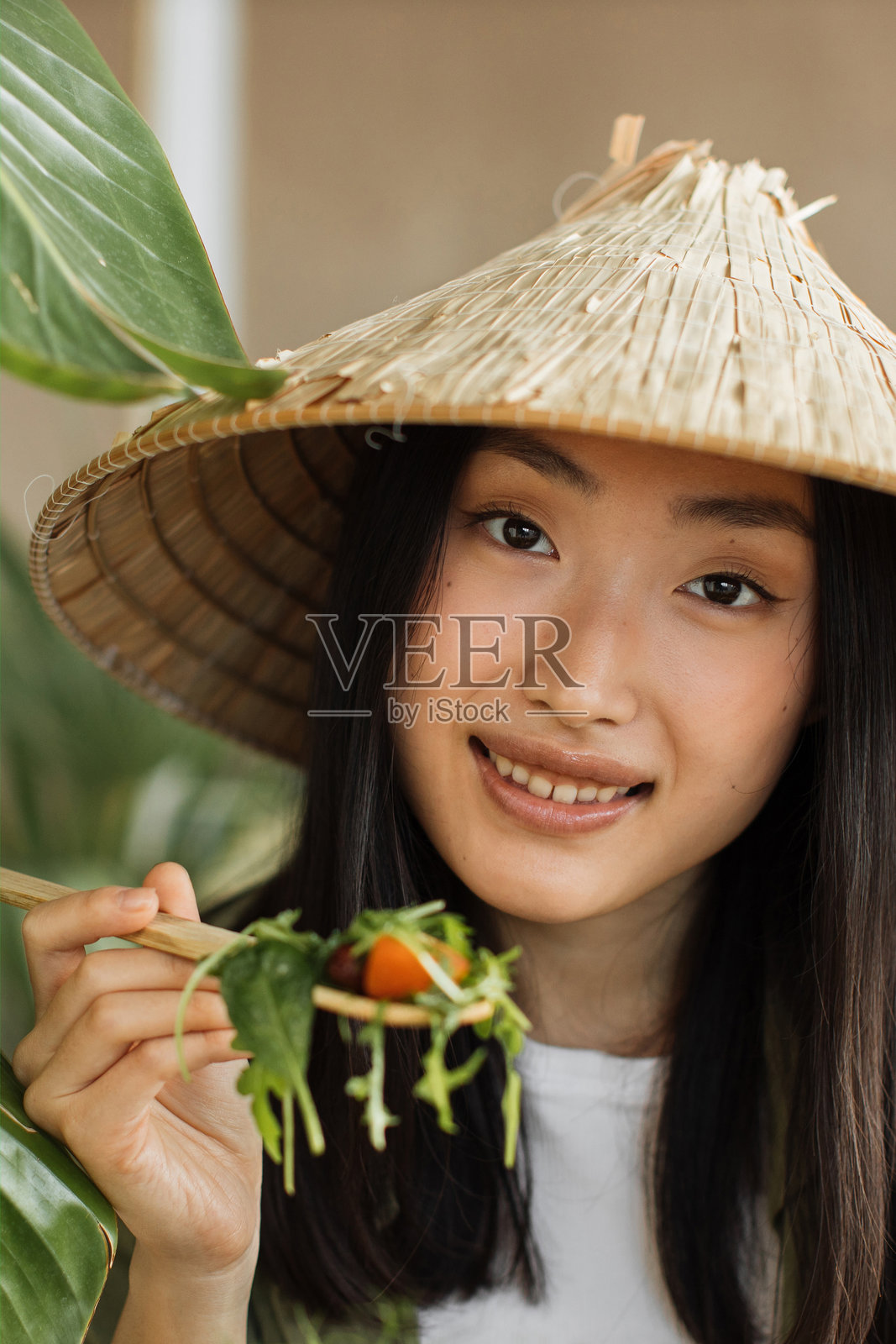 亚洲女性吃沙拉照片摄影图片