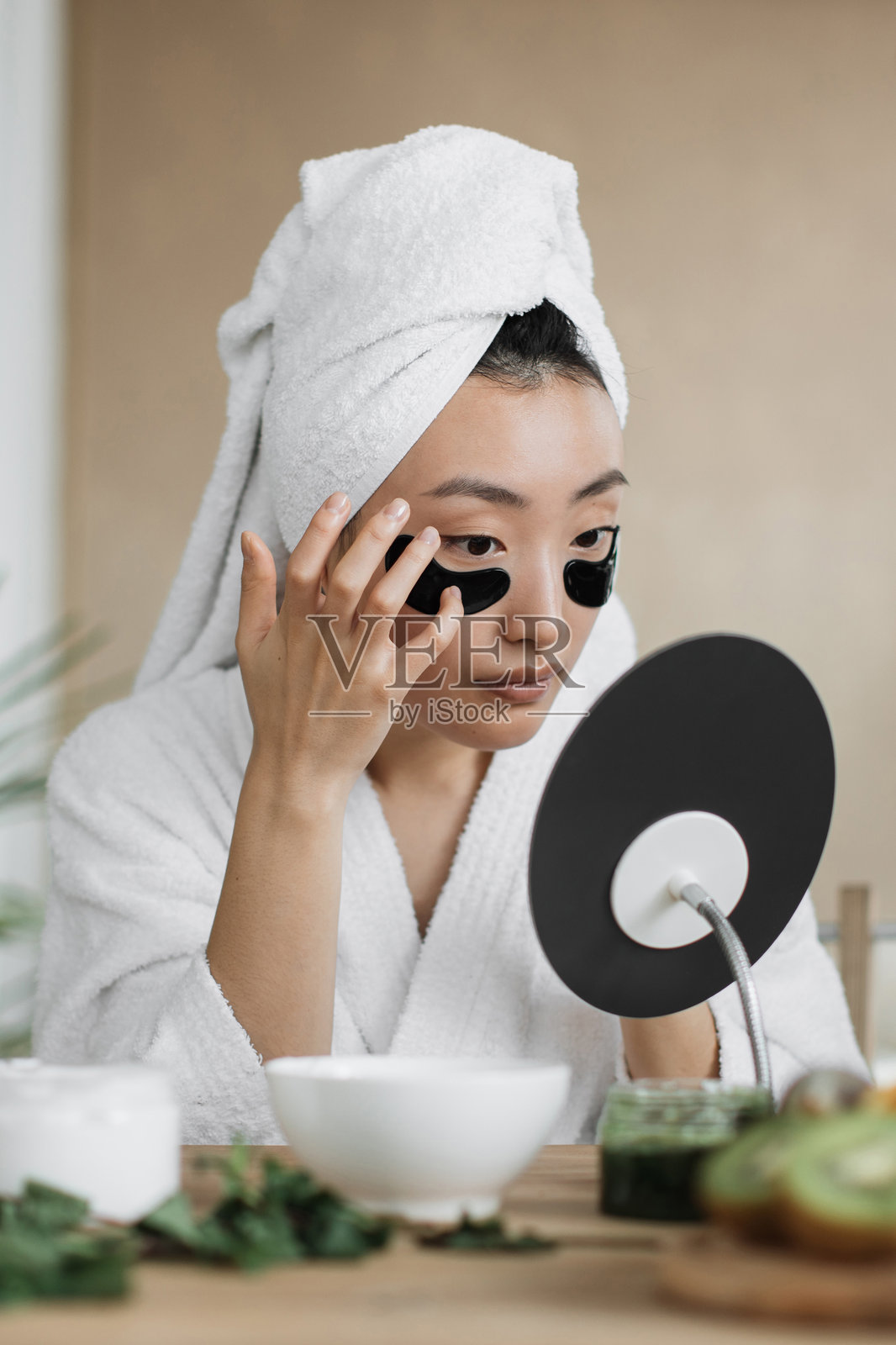 女子贴眼膜照片摄影图片