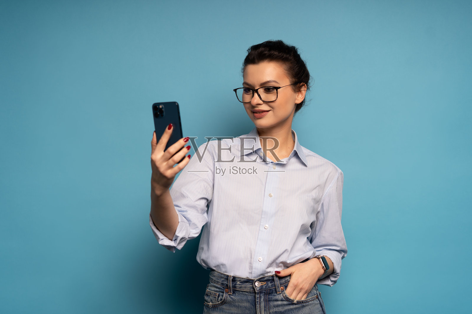 中年女子在蓝色背景前大笑自拍照片摄影图片