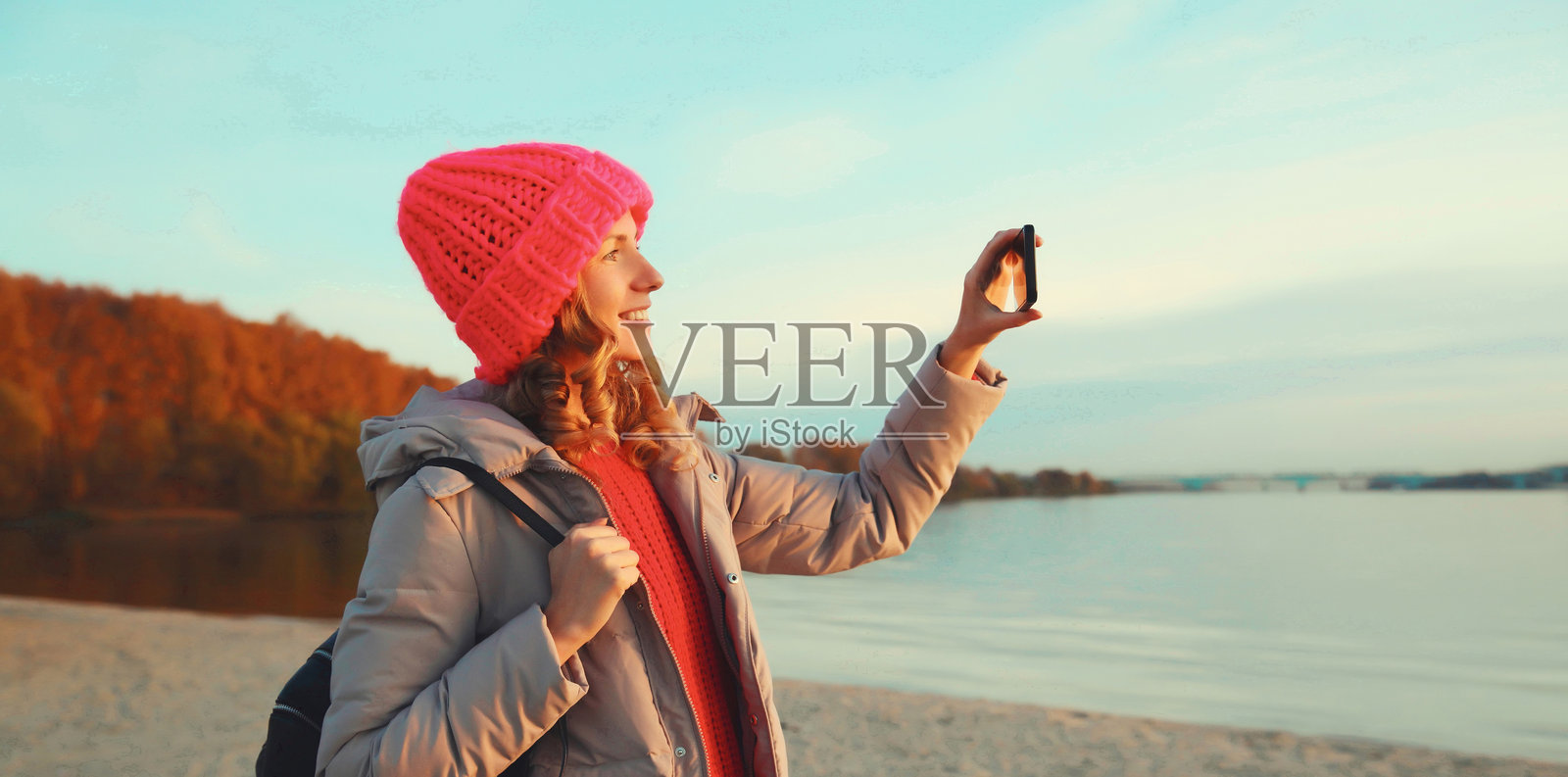 旅行,冒险,女游客在海滩上用手机自拍,女孩在海岸边使用智能手机照片摄影图片