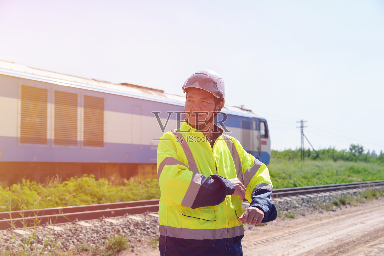 亚洲建筑工程师身穿安全制服,在建筑结构、检查蓝图、施工现场、道路上进行勘测和工作,通用工作详情,商业概念,建筑,街道照片摄影图片