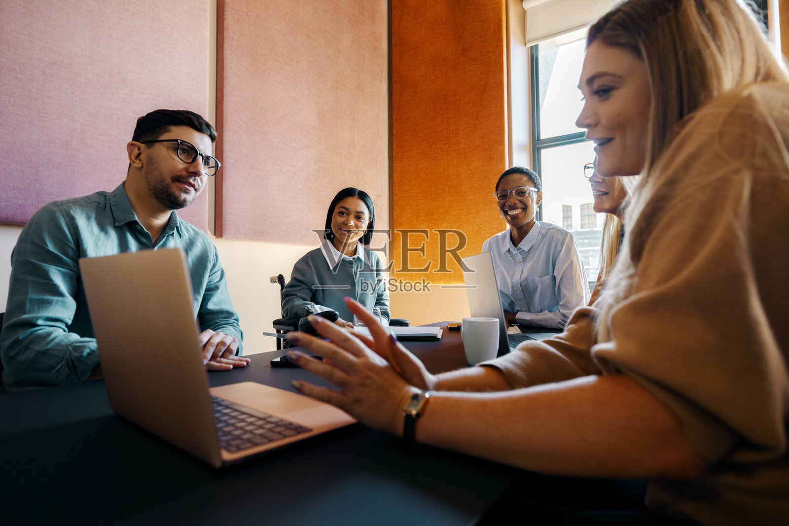 多元化的商业团队在会议中讨论想法并合作照片摄影图片