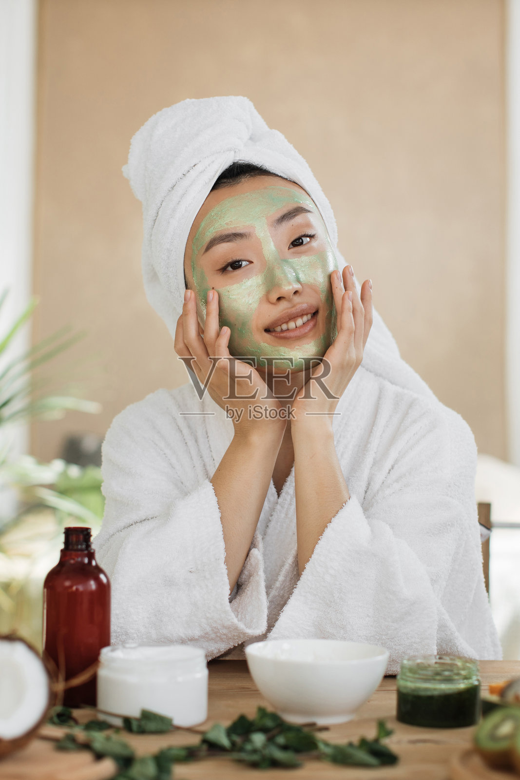 女子敷绿色面膜照片摄影图片
